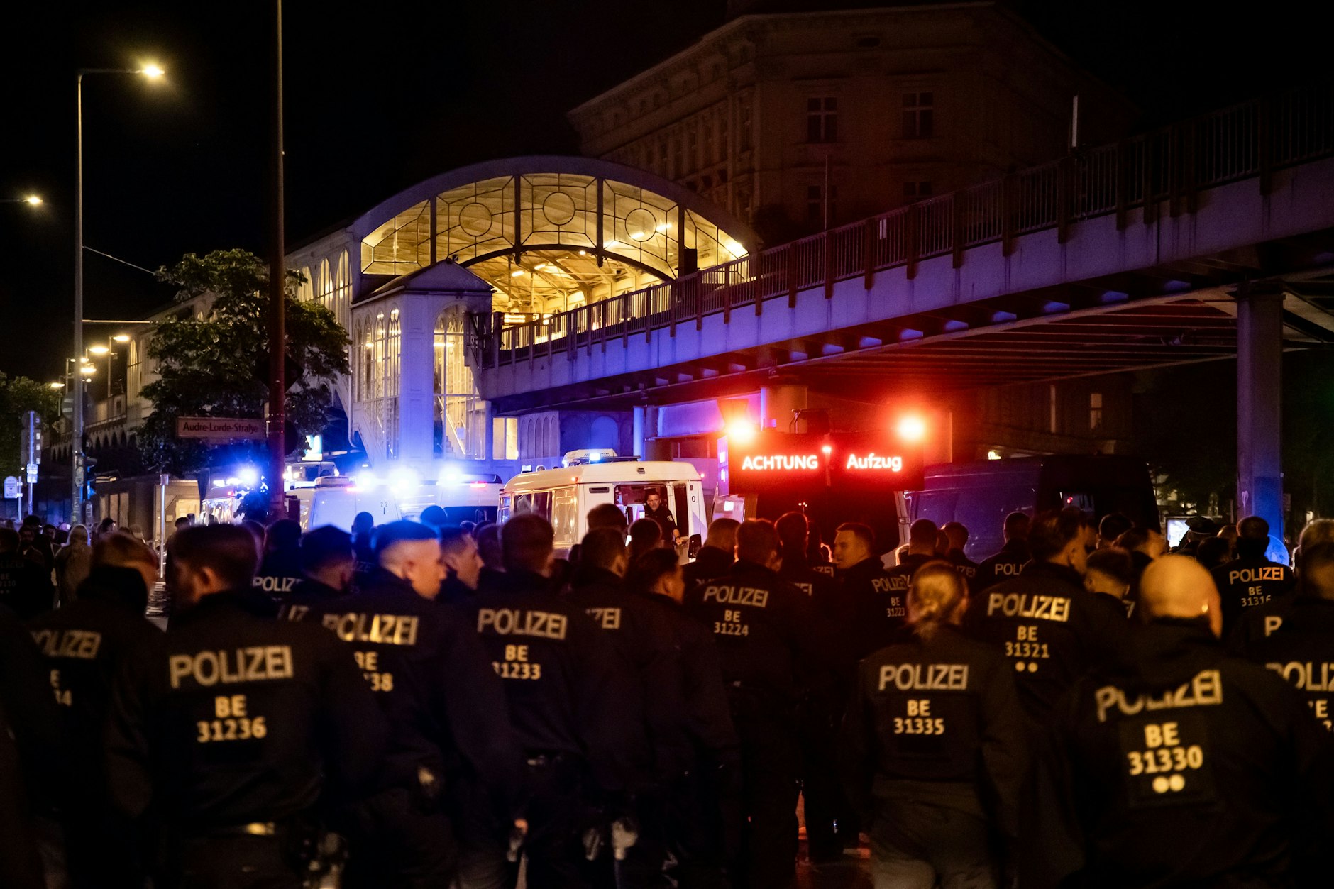 Rund 2000 Polizisten sind zur „Take Back the Night“-Demo in Berlin im Einsatz.