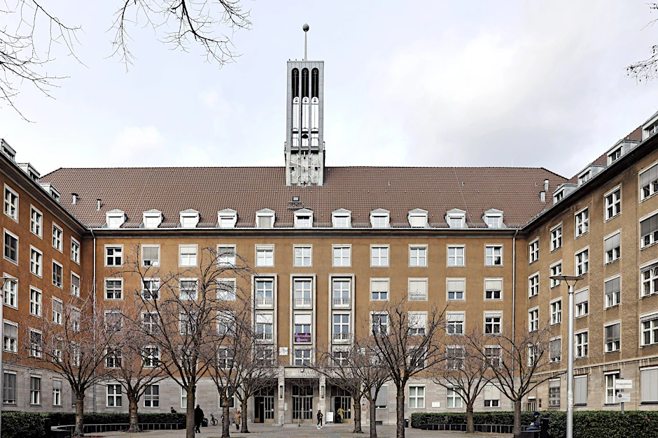 Bewohnerinnen und Bewohner von Mitte können im Rathaus Tiergarten einen Tag lang ohne Termin Passangelegenheiten klären.