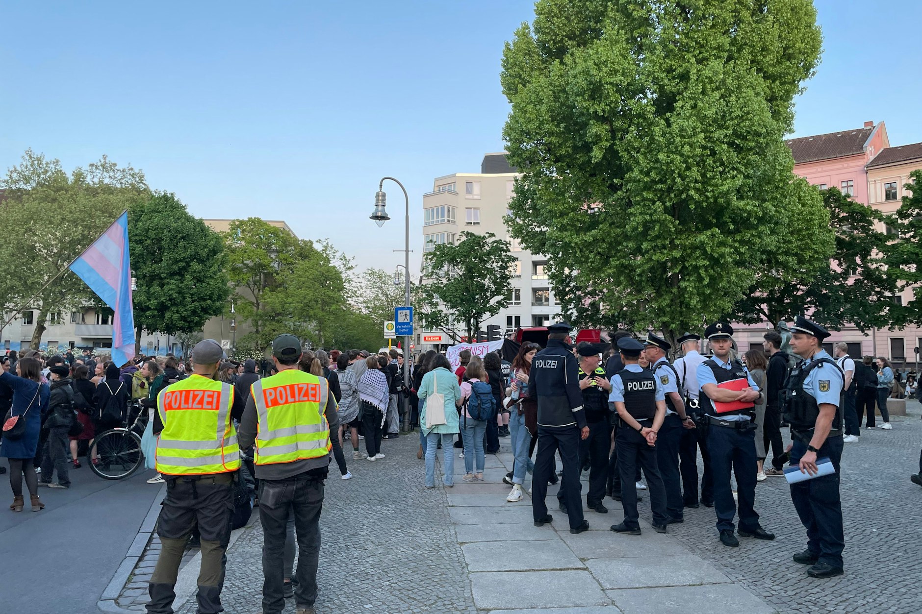 Teilnehmer der feministischen Demo „Take Back The Night“ am Mariannenplatz.