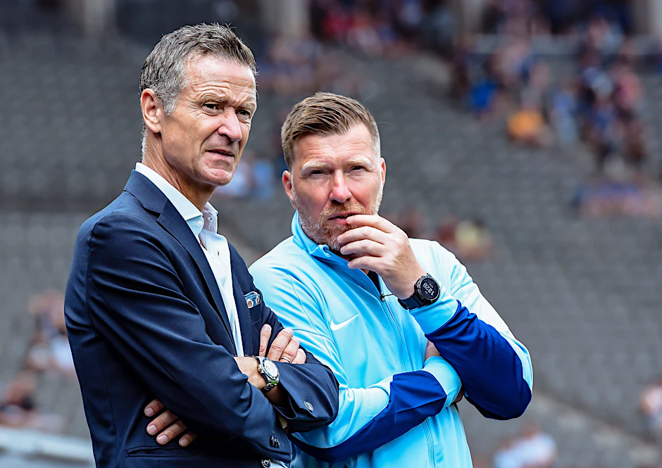 <a href="https://www.berliner-kurier.de/sport/fussball/boss-roulette-bei-hertha-bsc-der-zecke-ruecktritt-war-nicht-freiwillig-li.2318330">Andreas „Zecke“ Neuendorf (50, r.)</a>&nbsp;trat vergangene Woche als Leiter der Lizenzspielerabteilung zurück. Jetzt wirft auch Geschäftsführer Tom Herrich (60) hin.