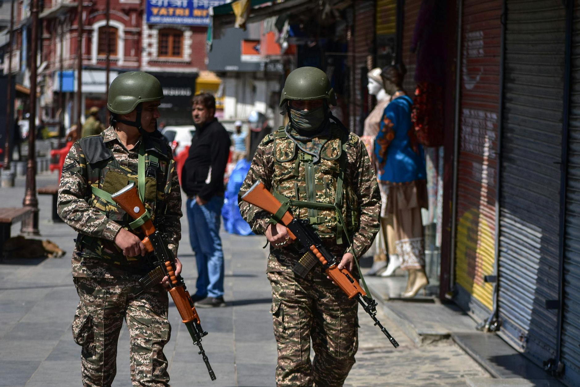 Indische Paramilitärs patrouillieren in Srinagar im Kaschmir. Der Konflikt zwischen Indien und Pakistan droht sich zu verschärfen.