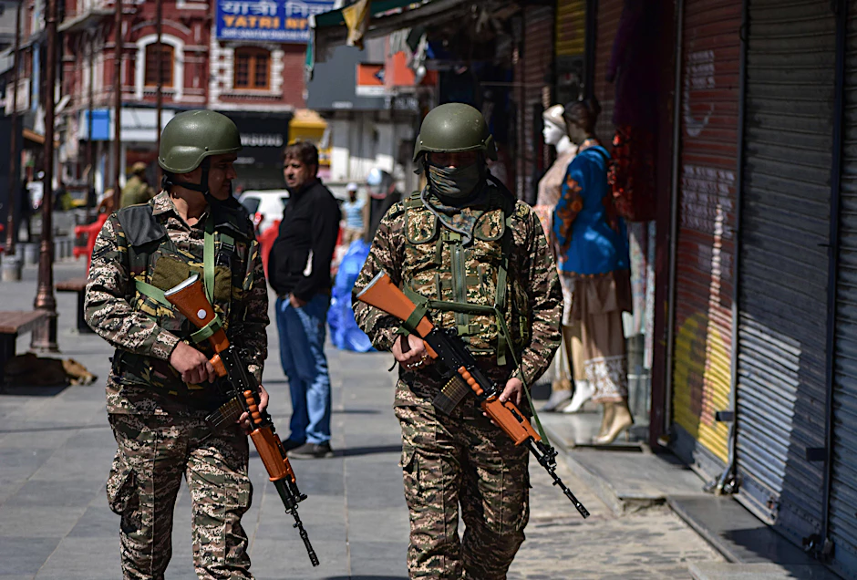 Indische Paramilitärs patrouillieren in Srinagar im Kaschmir. Der Konflikt zwischen Indien und Pakistan droht sich zu verschärfen.
