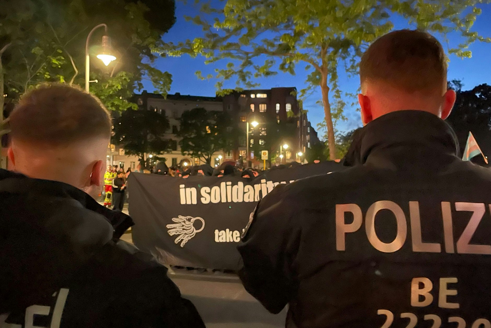 Feministische Demonstranten marschieren durch Kreuzberg.