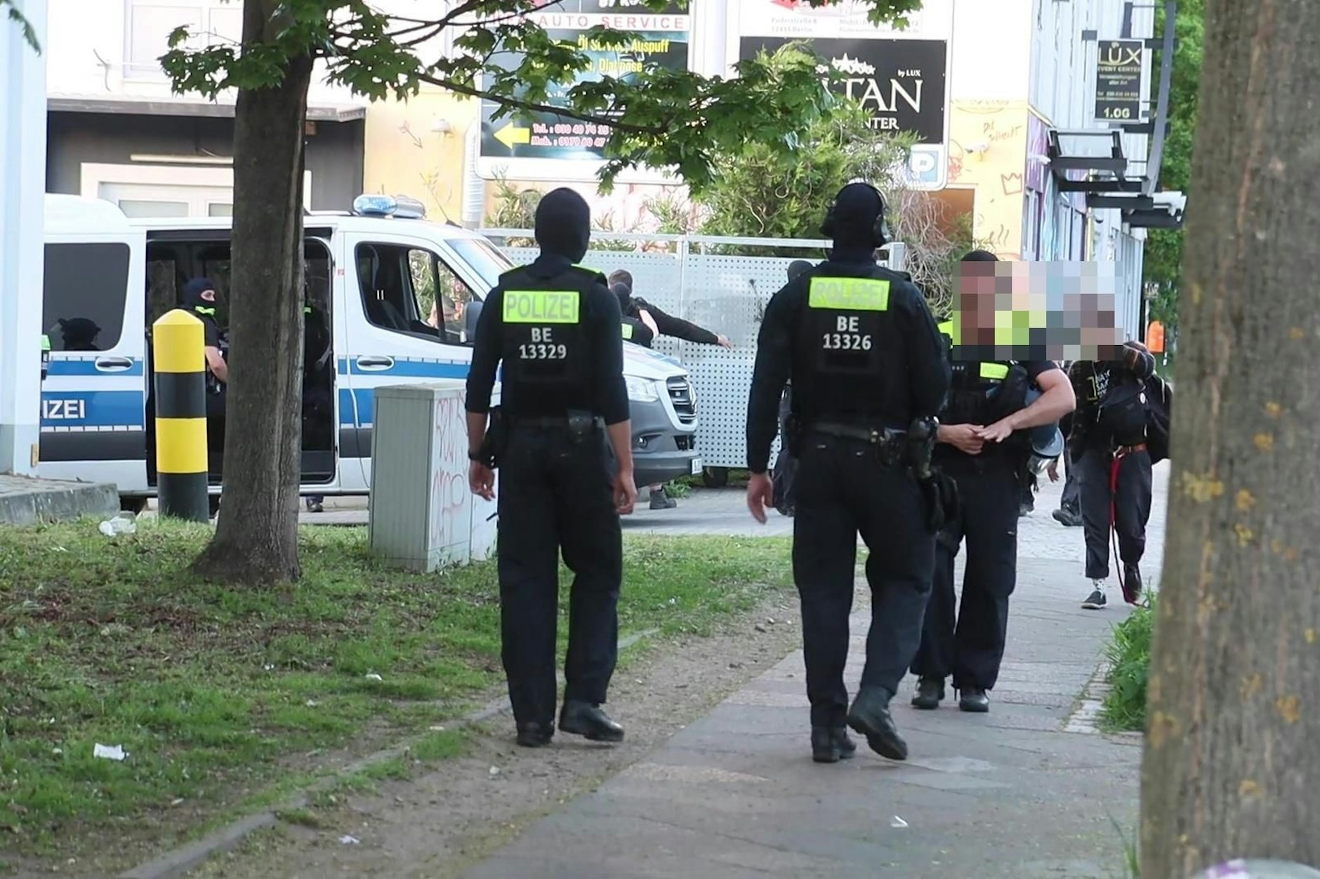 Polizisten in der Nähe des Lokals Papa Ari.