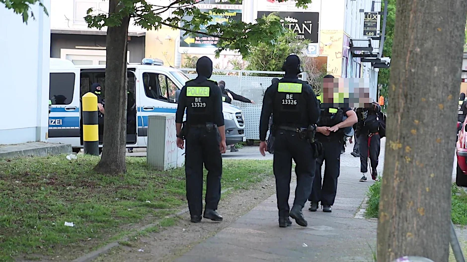 Polizisten in der Nähe des Lokals Papa Ari.