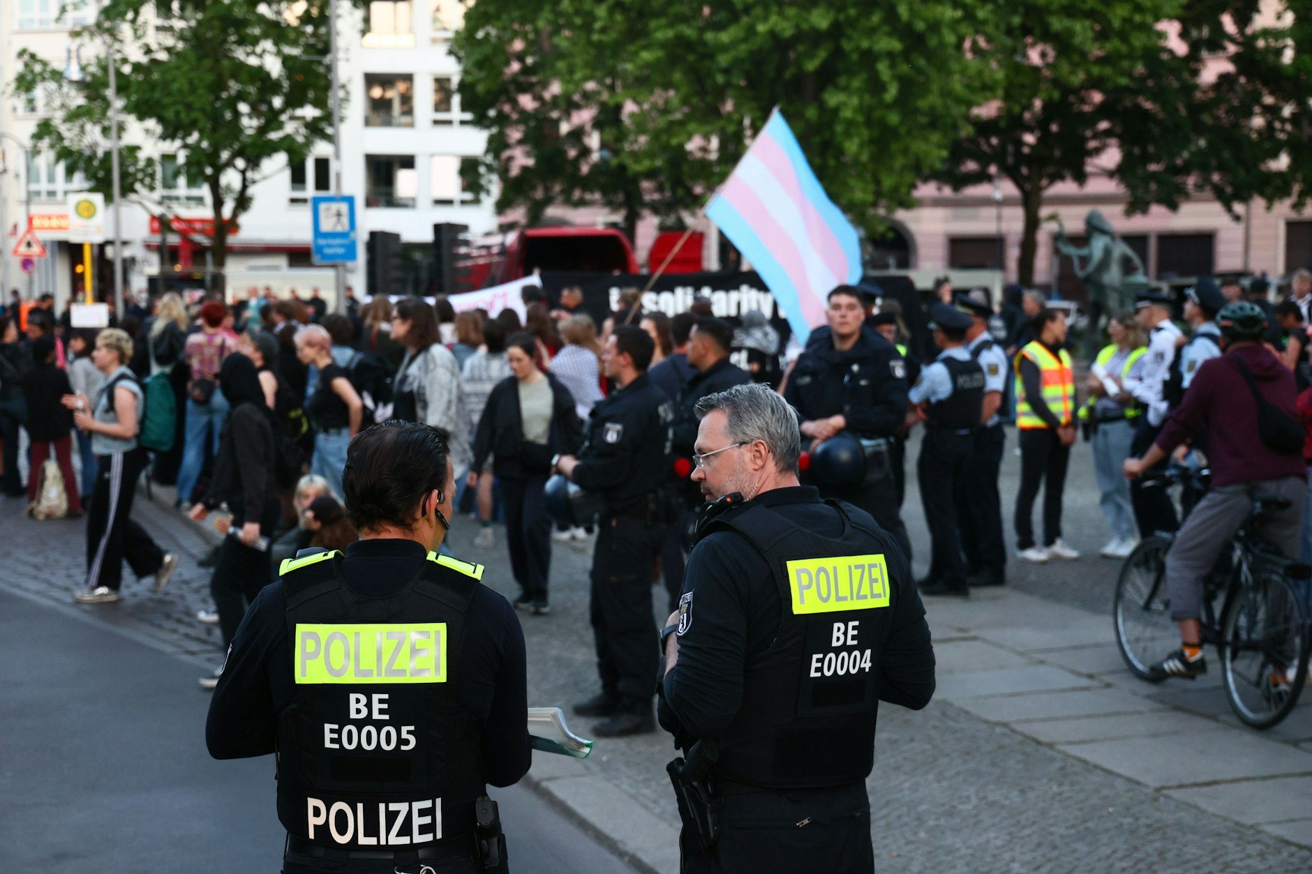 Die Polizei hat die Demonstrantinnen genau im Auge.