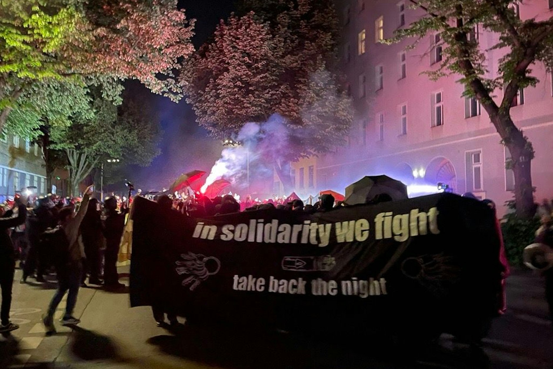 Teilnehmerinnen zünden Nebelkerzen.