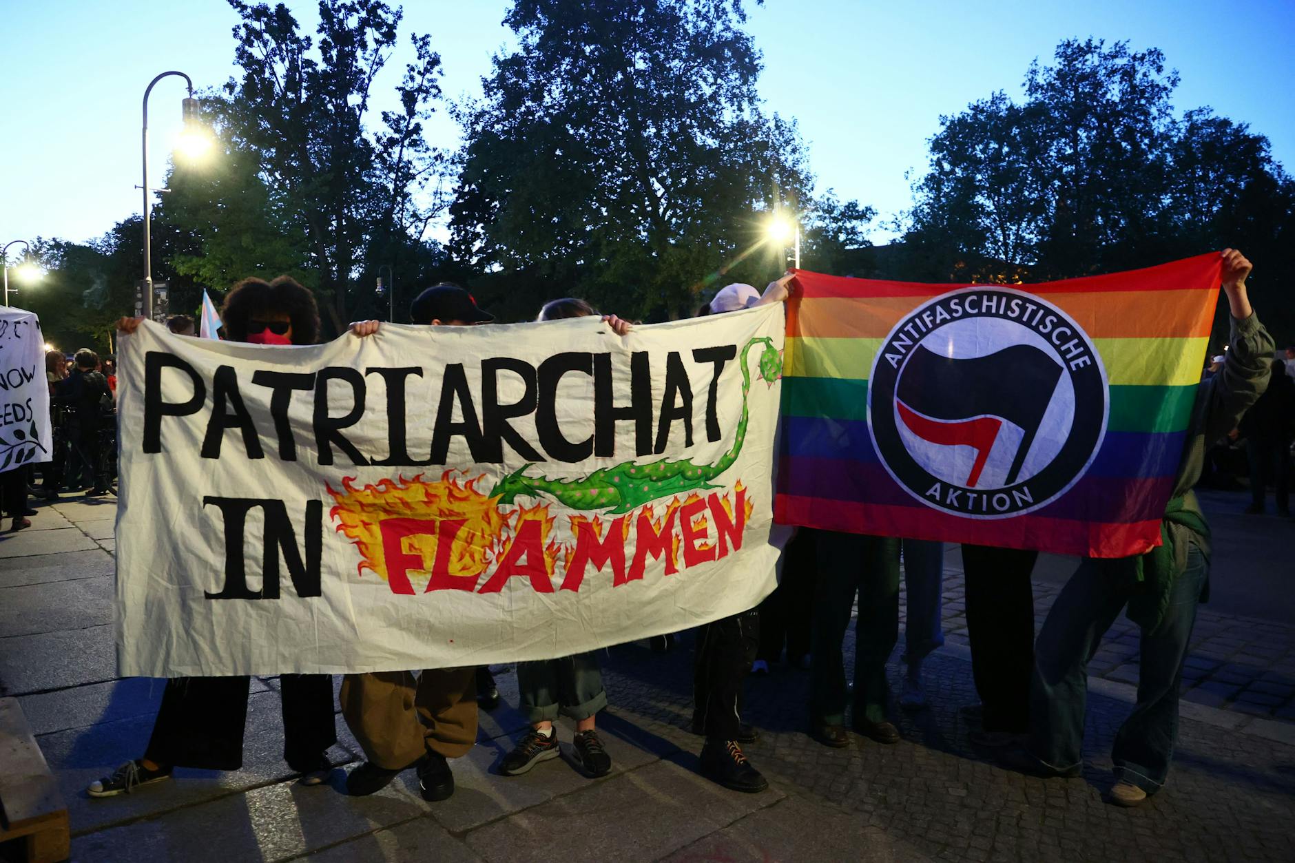 Über 2000 Frauen nehmen an der Demonstration „Take Back the Night“ in Berlin-Kreuzberg teil.