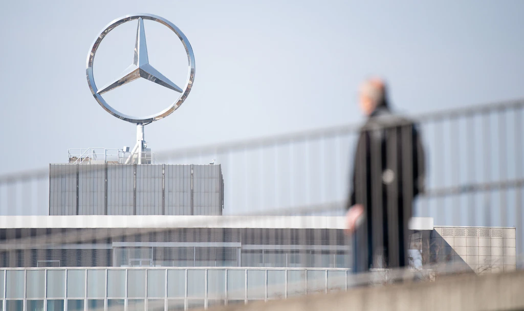 VW and Mercedes report profit drops - | this is how investors should react ...
