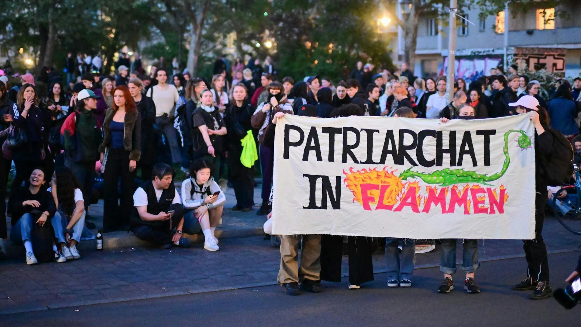 Demonstrantinnen stehen während der Demonstration „Take back the Night“ auf dem Mariannenplatz.