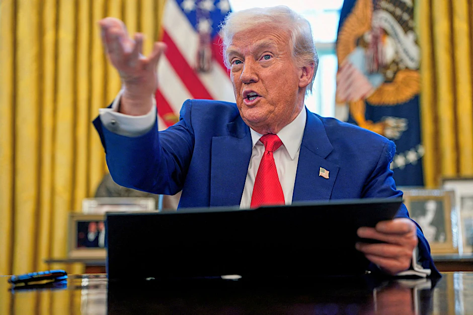 US-Präsident Donald Trump spricht, während er im Oval Office des Weißen Hauses Anordnungen unterzeichnet.
