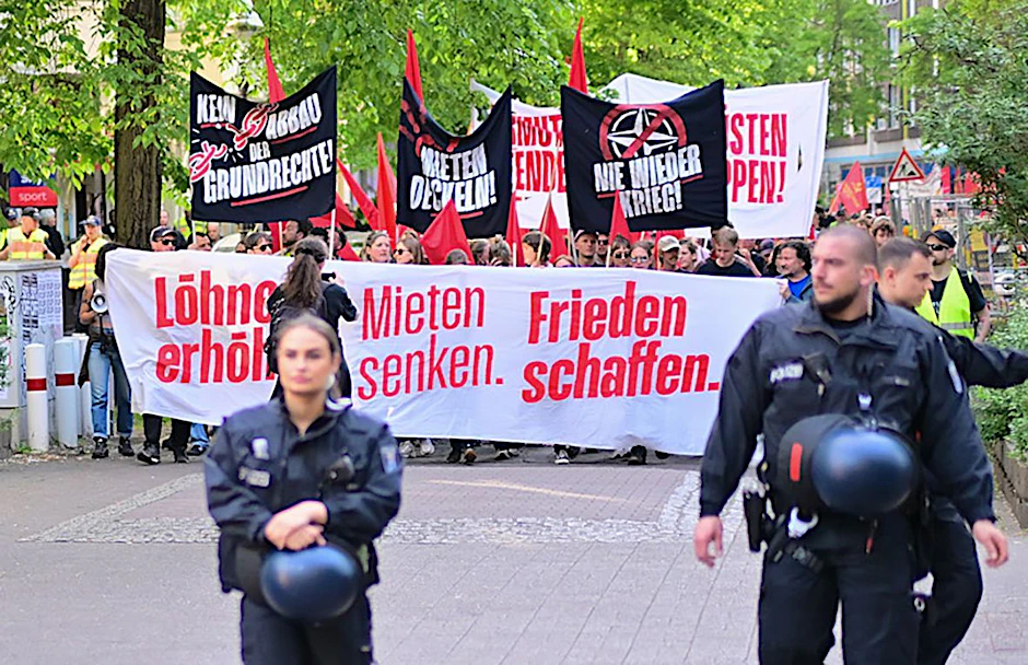 Teilnehmer der Demonstration „Löhne erhöhen – Mieten senken – Frieden schaffen!“&nbsp;ziehen begleitet von Polizei durch den Wedding.