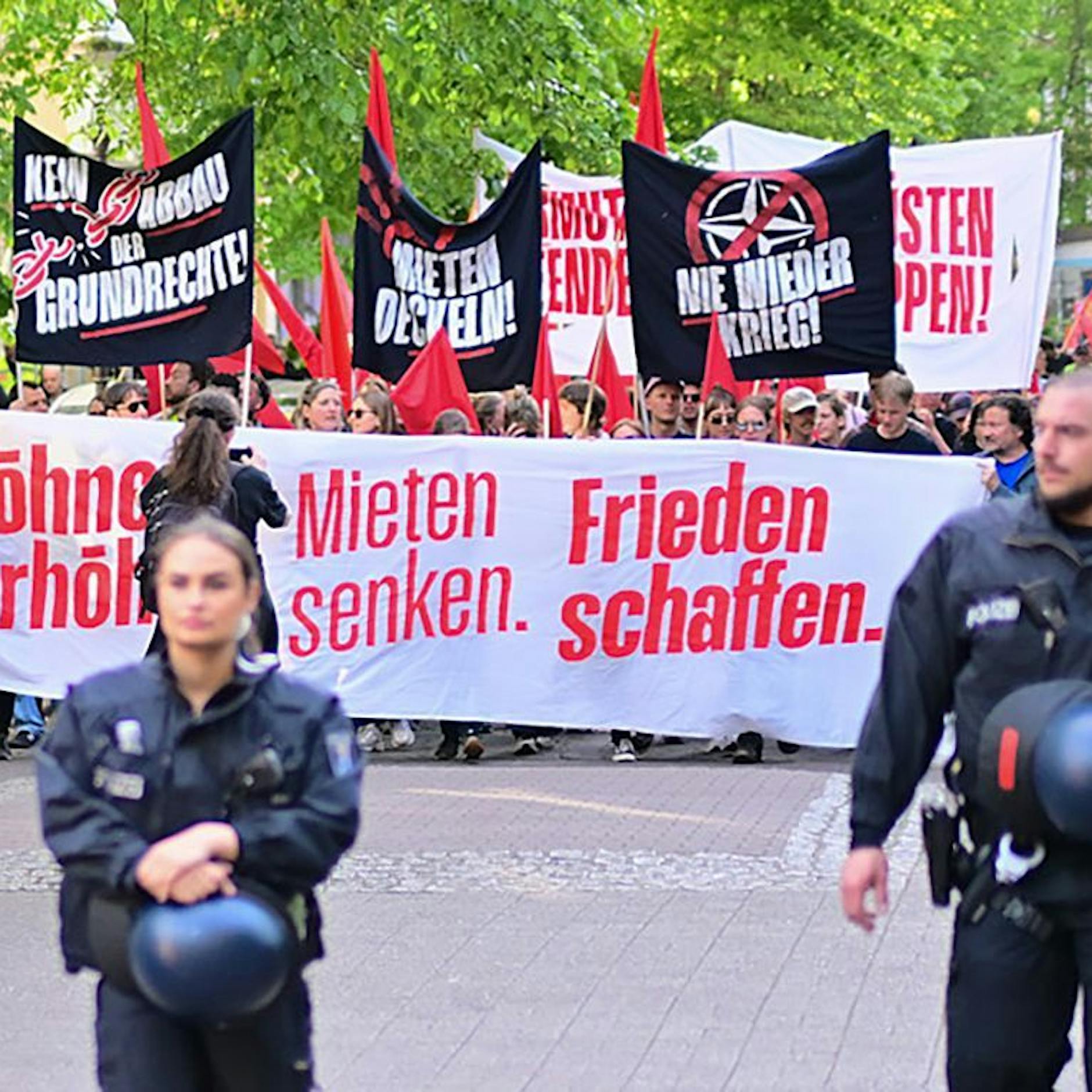 Demo für höhere Löhne im Wedding +++ Feministischer Aufzug in Kreuzberg