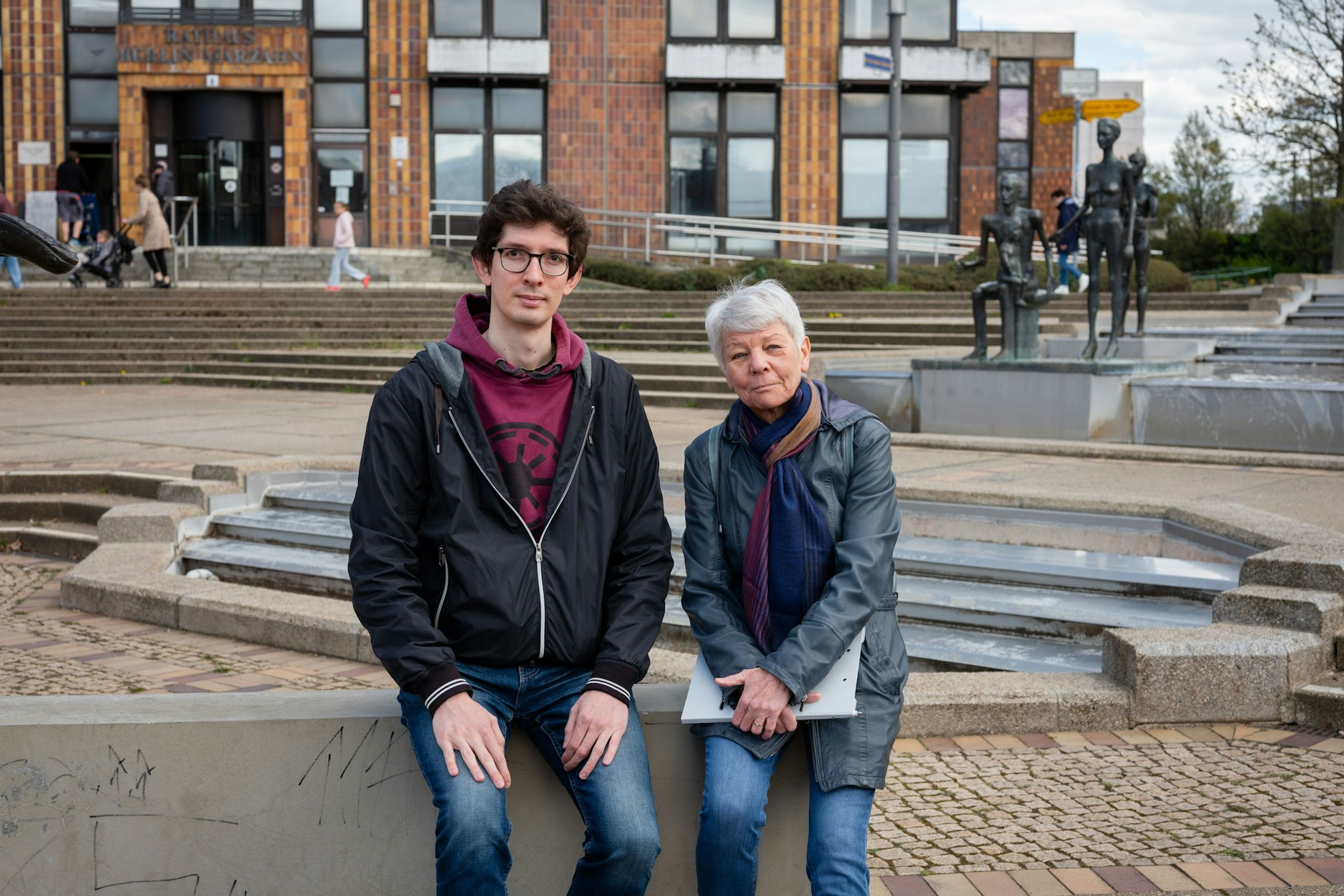 Marika Wagner und Markus Berg von der Anwohnerinitiative Helene-Weigel-Platz in Marzahn