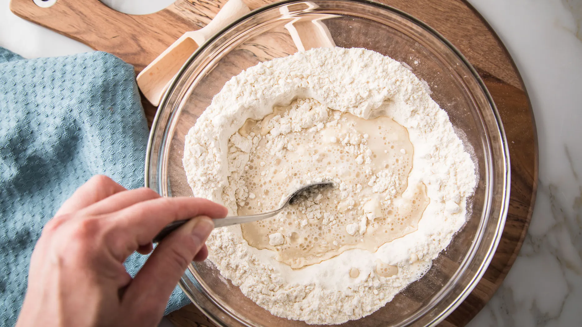 Stockbrot wird aus Hefeteig gemacht.