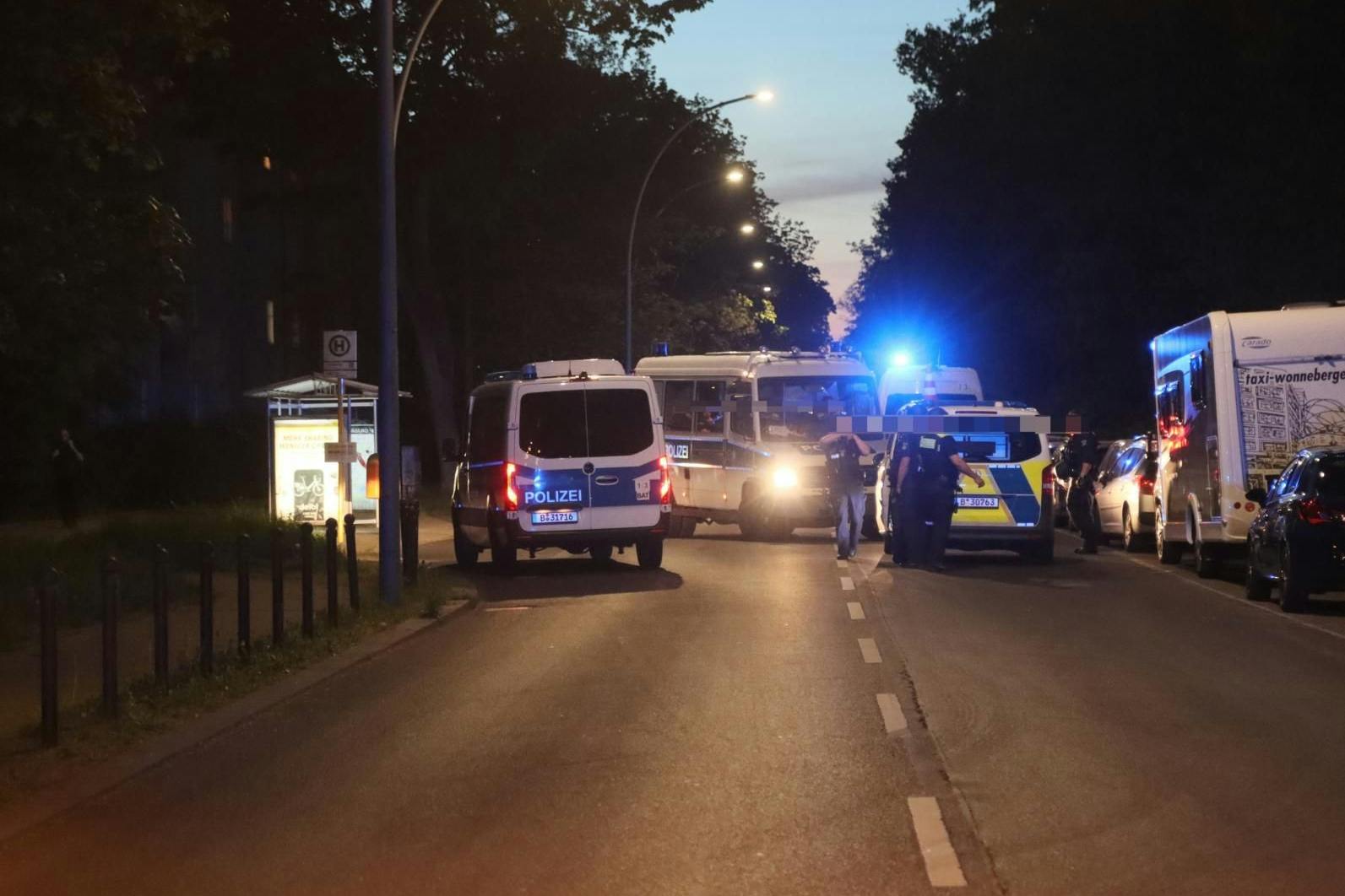 Anwohner meldeten Schüsse: Die Polizei riegelte am späten Abend den Plänterwald und die Straßen davor ab.