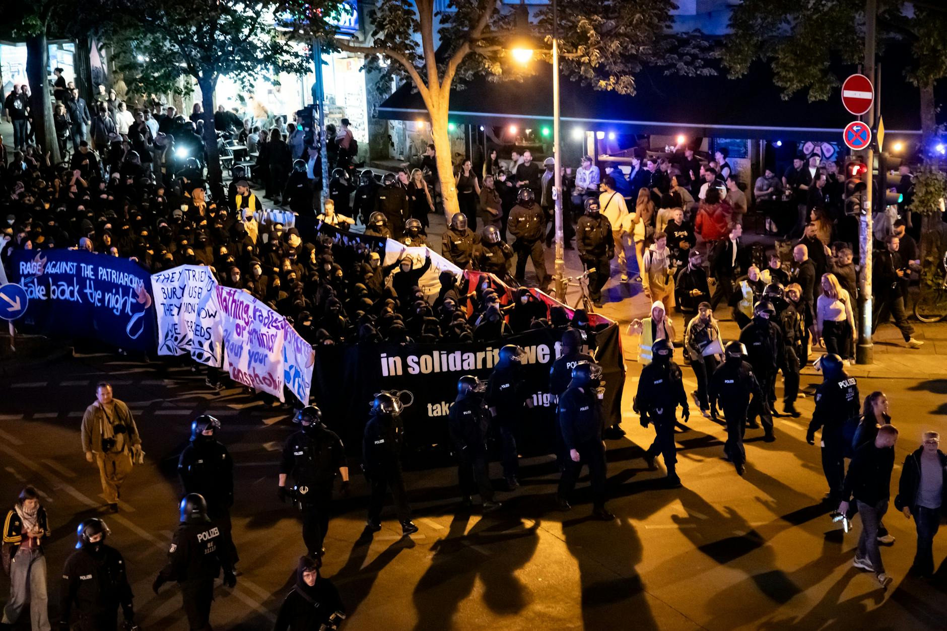 3200 Teilnehmerinnen zogen durch Berlin, voran ein schwarzer Block.