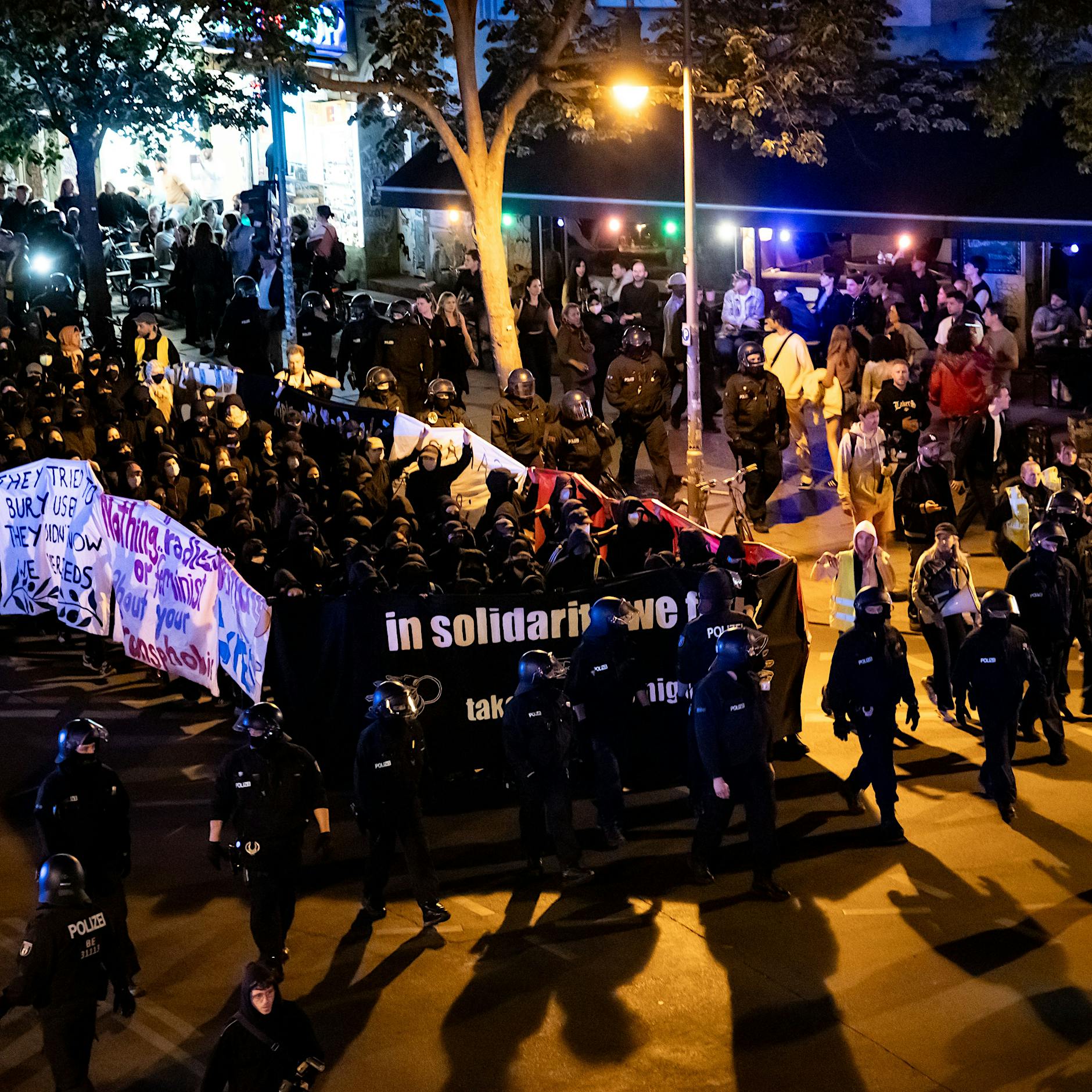 1. Mai 2025: Tausende ziehen zur Walpurgisnacht durch Berlin
