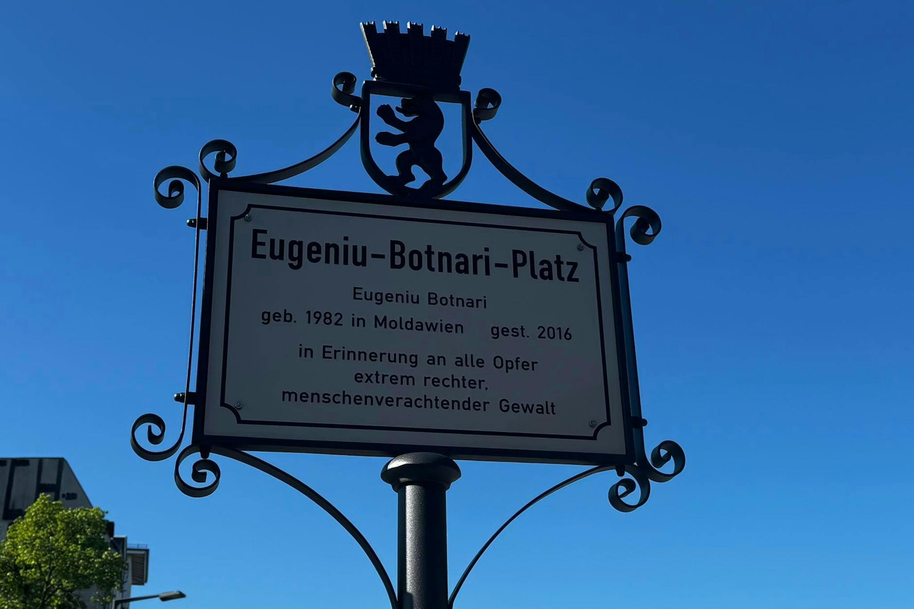Die Gedenktafel am Bahnhofsvorplatz in Lichtenberg erinnert an die Tat und an das Opfer Eugeniu Botnari.