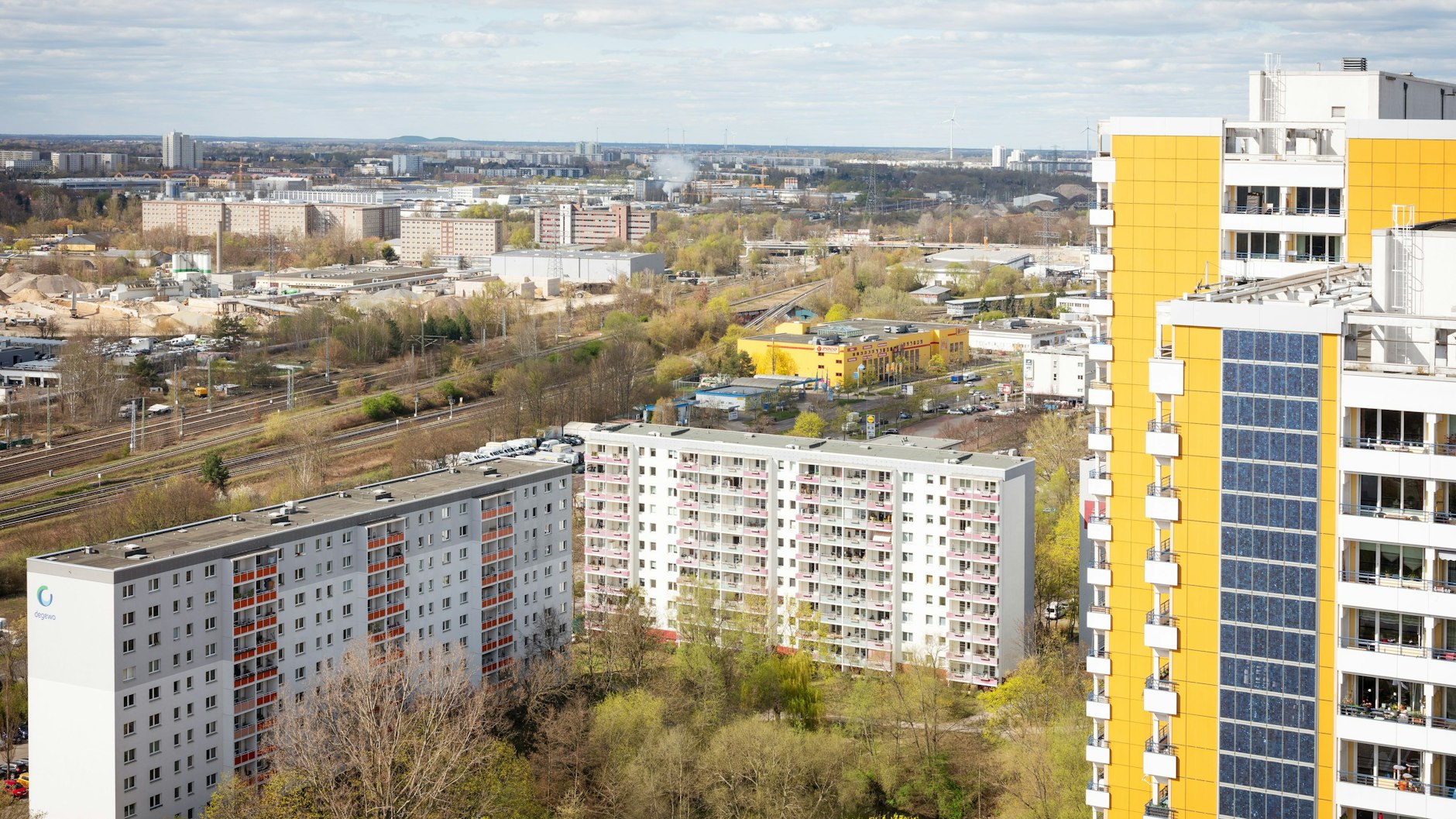 Blick von der 25. Etage auf die Umgebung am Helene-Weigel-Platz
