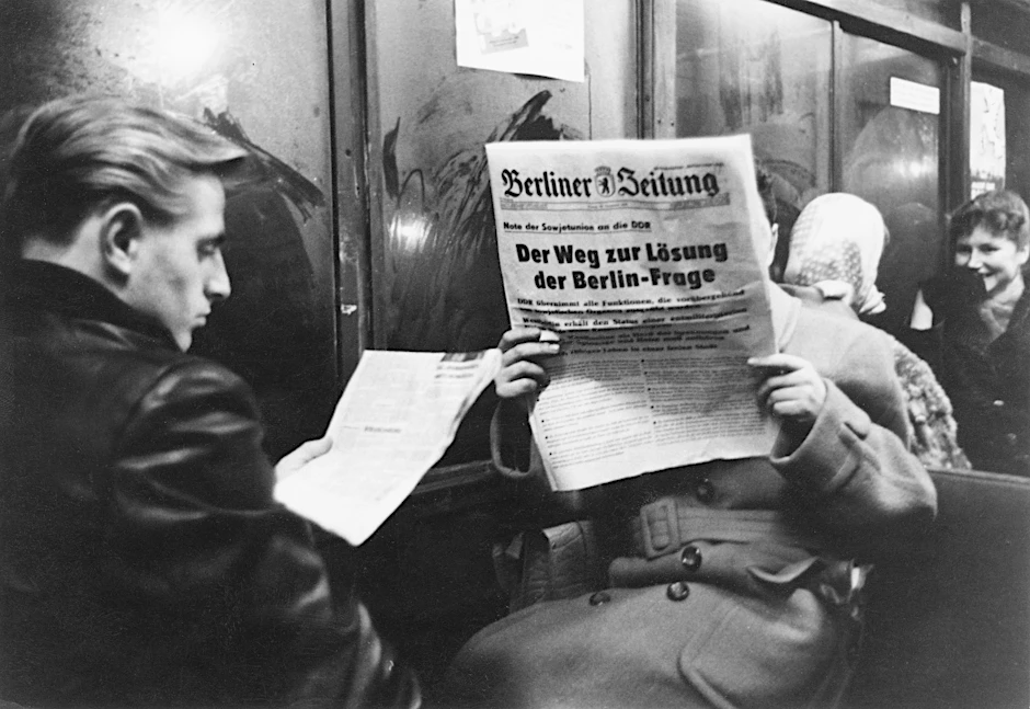Berliner Zeitung vom 28. November 1958 mit der Schlagzeile: „Der Weg zur Lösung der Berlin-Frage“ – unter dem von Rudolf Herrnstadt gewollten Titel in Fraktur mit Berliner Bär, so wie beim Berliner Tageblatt.