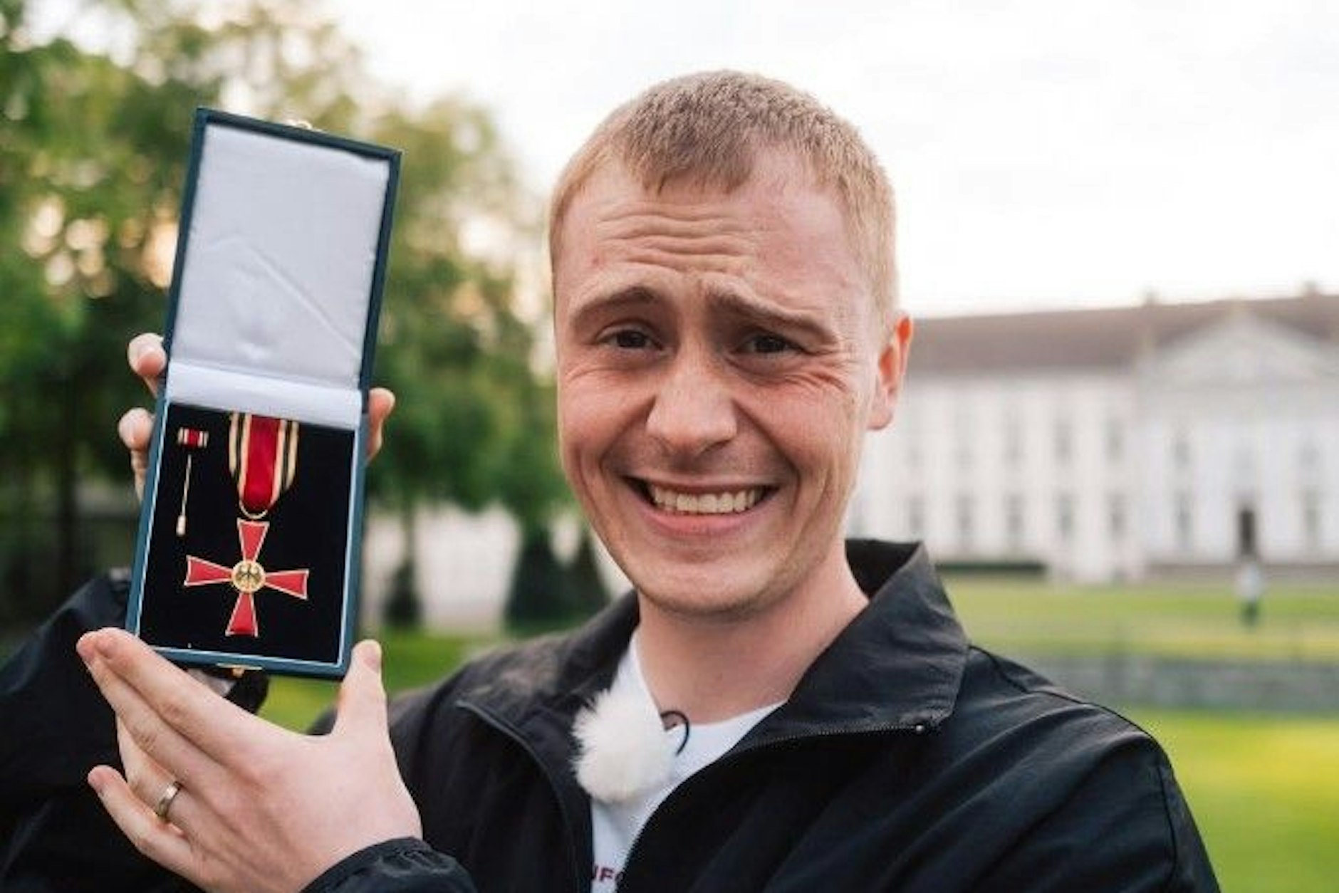 Der YouTuber Marvin Wildhage hat schon in der Vergangenheit mit grenzwertigen Aktionen für Aufmerksamkeit gesorgt. Jetzt hat er sich das Bundesverdienstkreuz ergaunert.