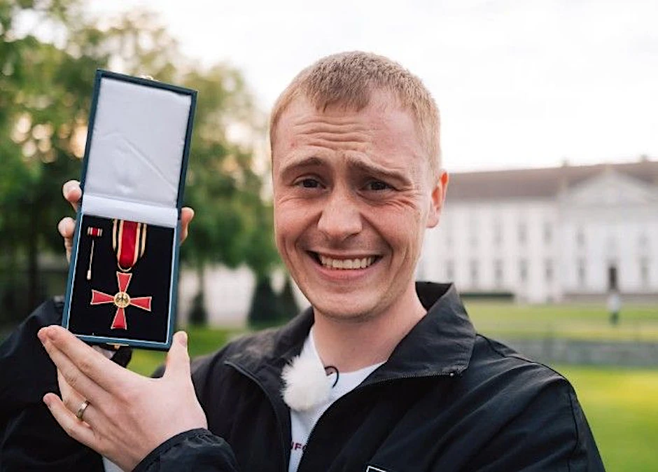 Der YouTuber Marvin Wildhage hat schon in der Vergangenheit mit grenzwertigen Aktionen für Aufmerksamkeit gesorgt. Jetzt hat er sich das Bundesverdienstkreuz ergaunert.