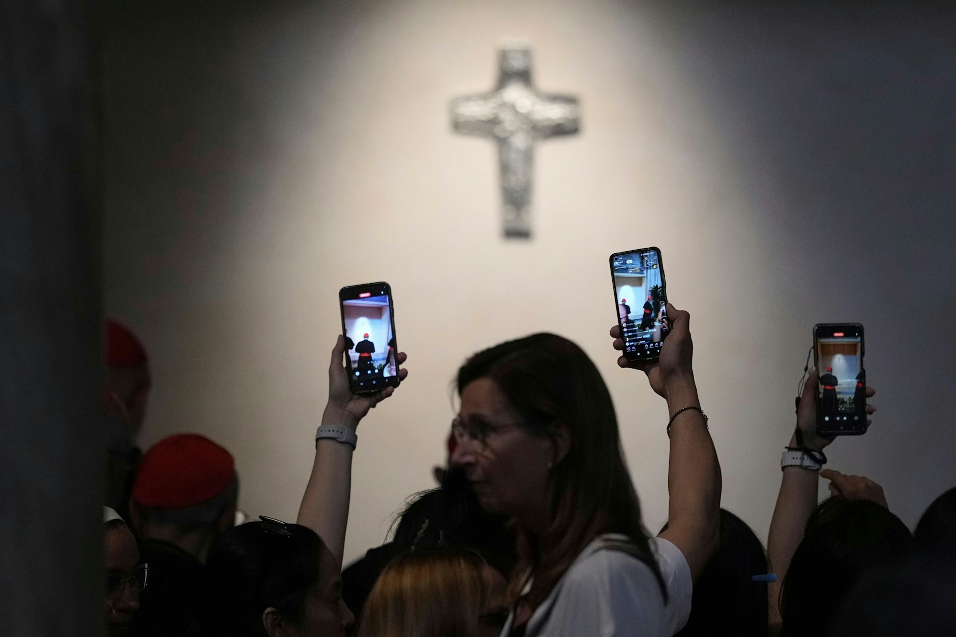 Auch die Beisetzung von Papst Franziskus verfolgten viele Gläubige durch den Handy-Bildschirm.
