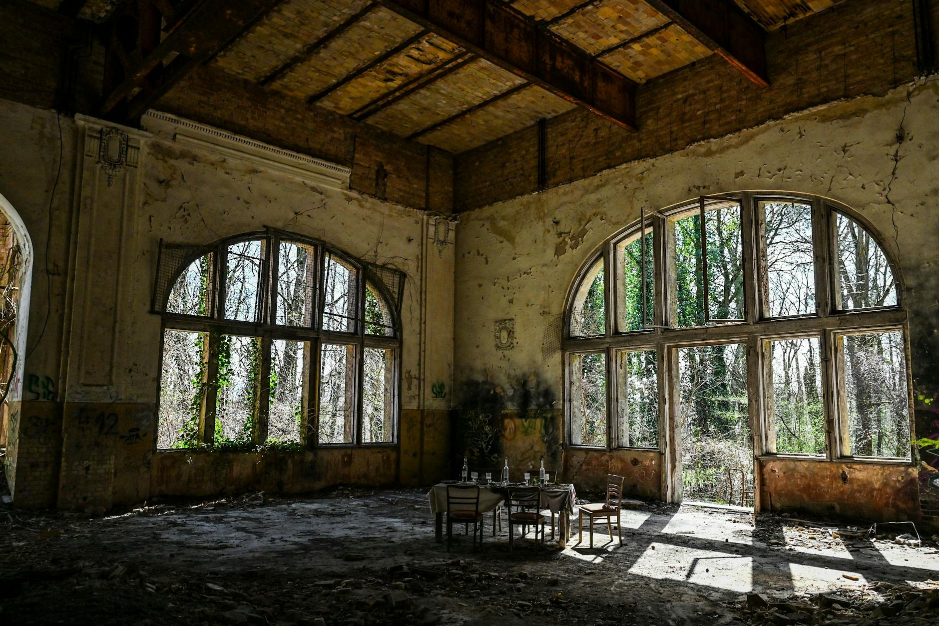 Lost Places in Brandenburg sind beliebte Ausflugsziele. Hier: Überreste eines Speisesaals sind im verfallenen "Alpenhaus" auf dem Areal der ehemaligen Lungenheilstätten in Beelitz-Heilstätten zu sehen.
