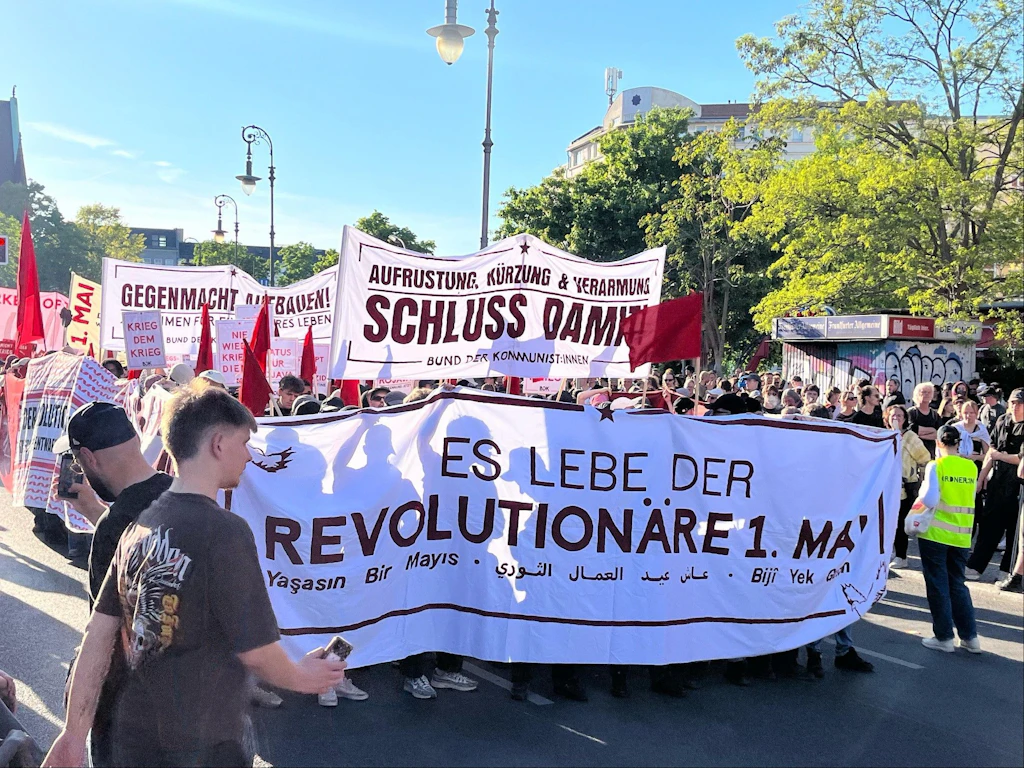 Liveticker zum 1. Mai – Rangeleien und Festnahmen bei Mai-Demo