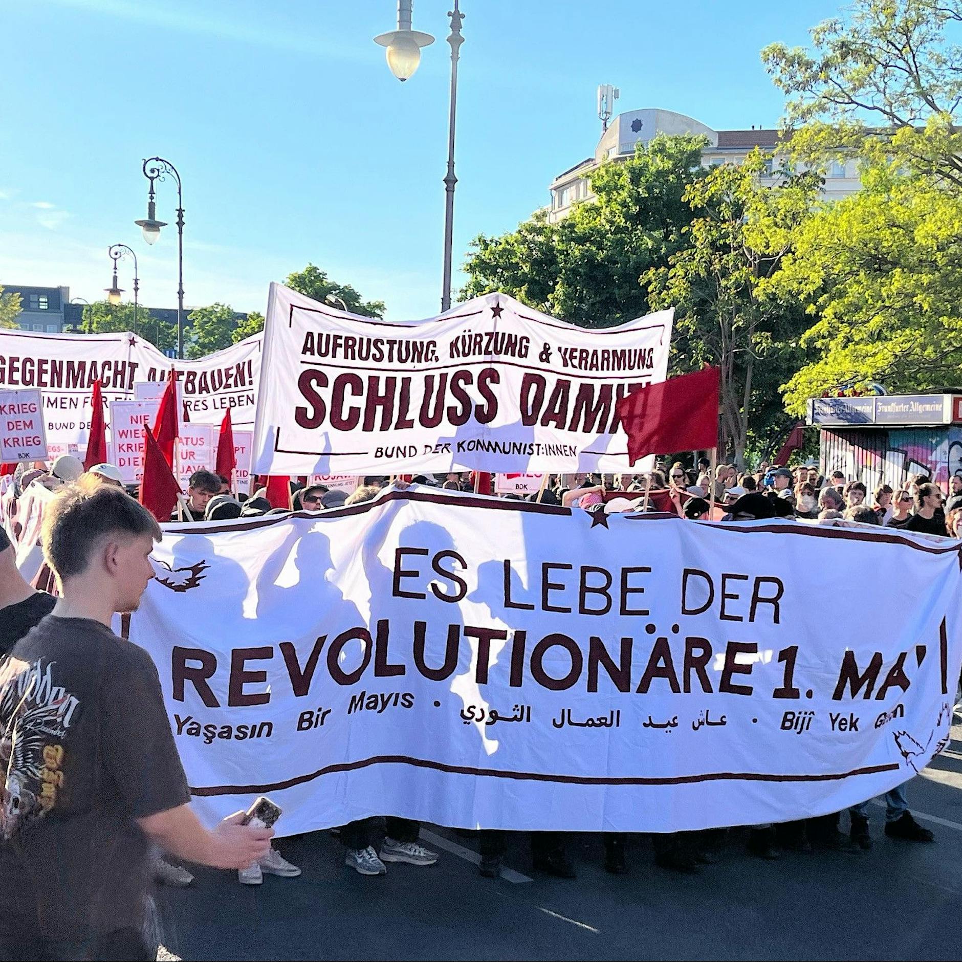 Liveticker zum 1. Mai – Rangeleien und Festnahmen bei Mai-Demo
