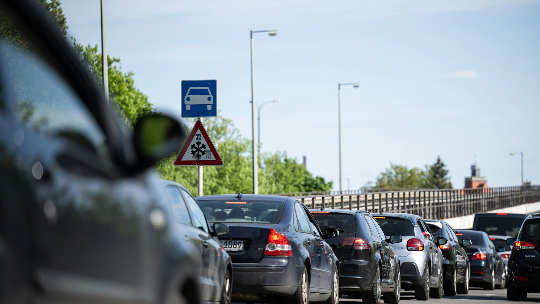 Autos stehen im Stau vor der gesperrten Brücke an der Wuhlheide in Köpenick. 