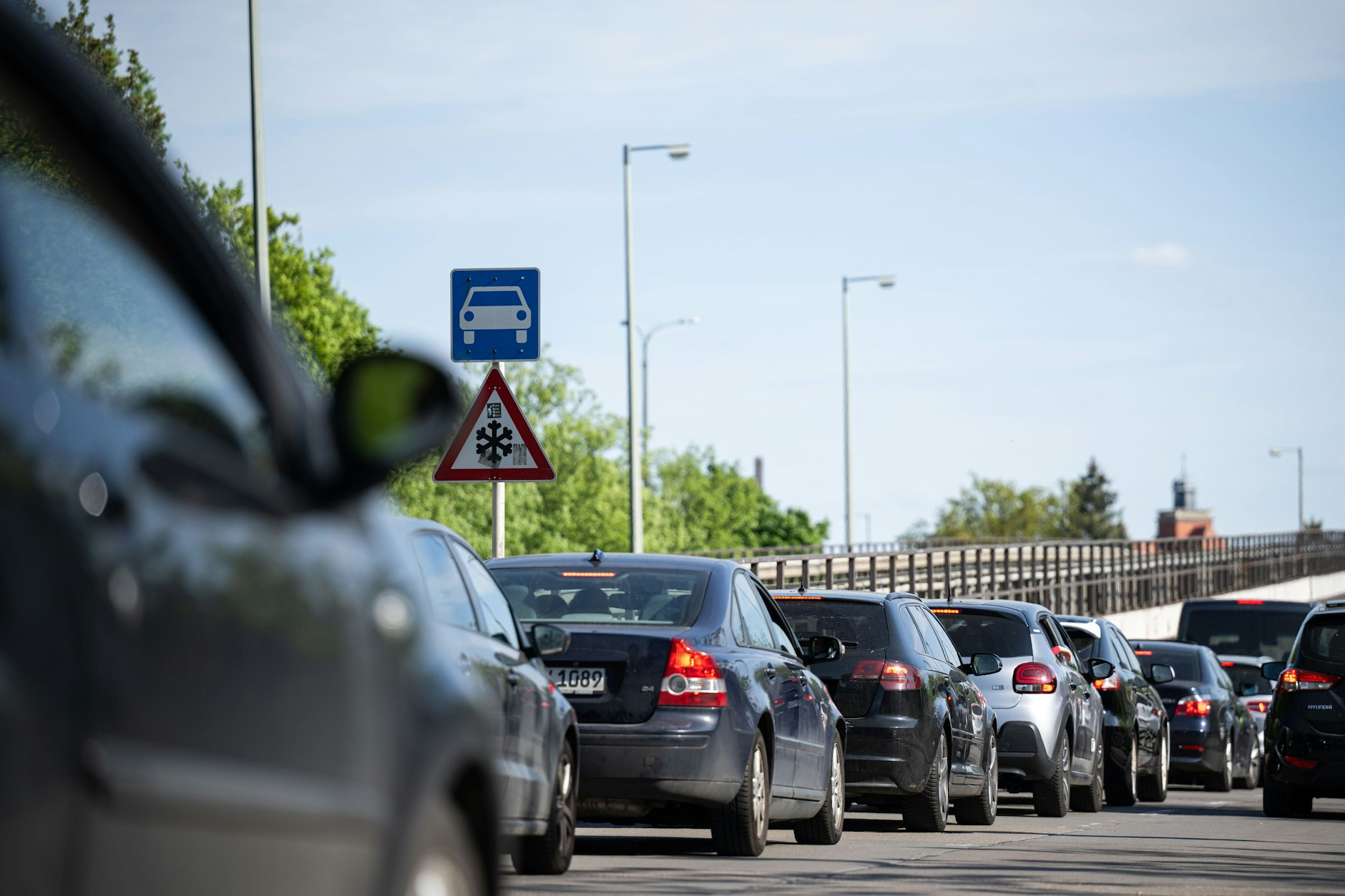 Autos stehen im Stau in Berlin. Alles wie immer.