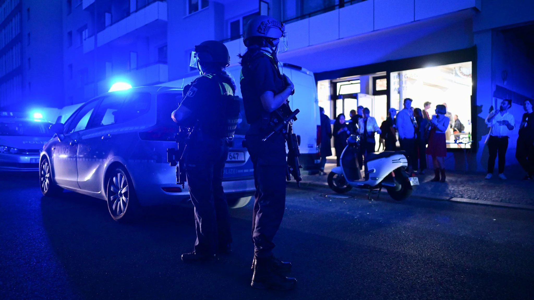 Auf der Friedrichstraße stehen Polizeifahrzeuge. In der Gegend sind am Abend Schüsse gefallen. (zu dpa: «Zwei Verletzte nach Schüssen in Kreuzberg»)