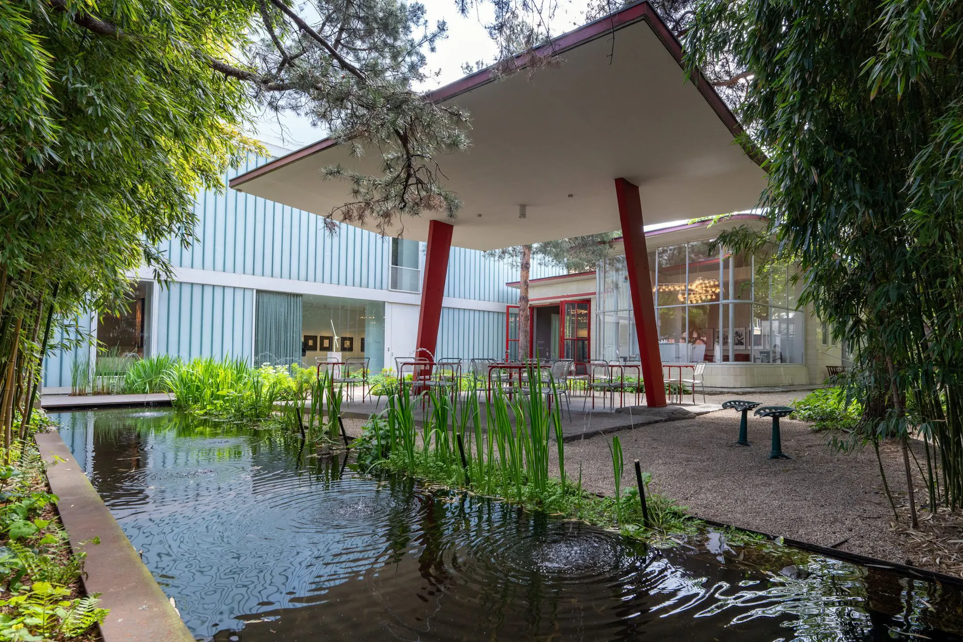 Neue Galerien in der historischen Tankstelle in der Bülowstraße: Die Pace Galerie und die Galerie Judin teilen sich die Räume und wollen das Gebäude mit zwei Ausstellungen am 02.05.2025 im Rahmen der Gallery Weekend offiziell wiedereröffnen.