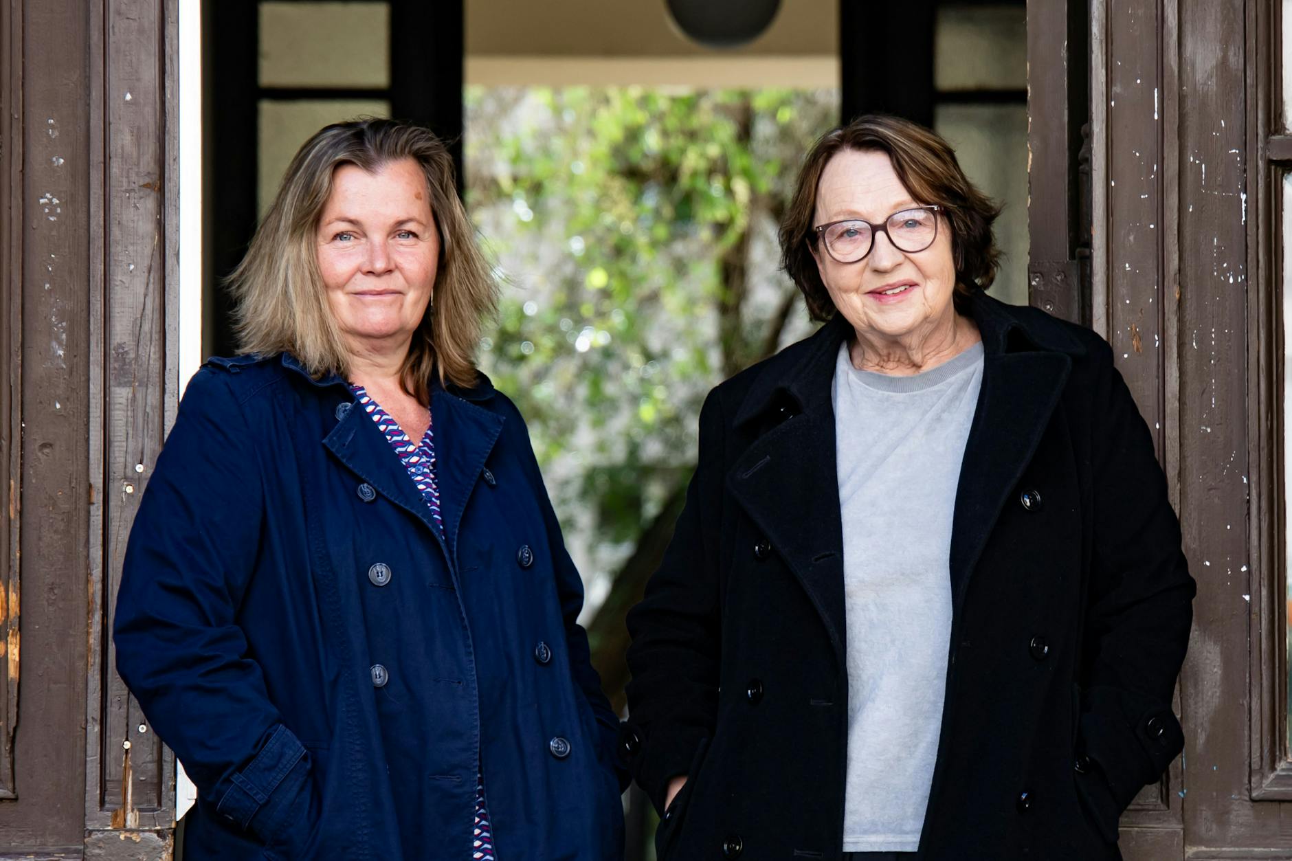 Katja Oskamp und Katja Lange-Müller (v.l.) in der Weddinger Frühlingssonne