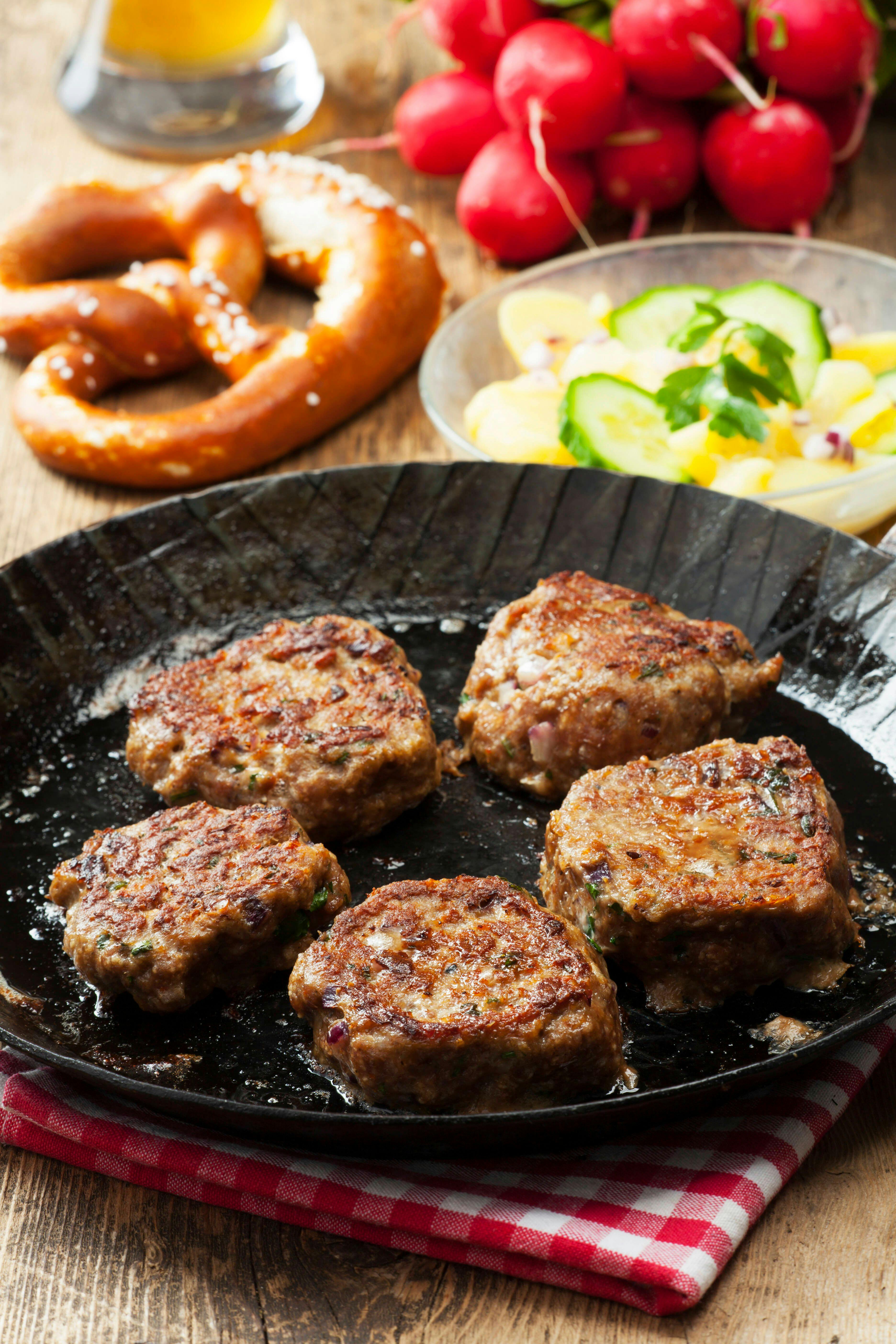 Perfektes 1. Mai-Essen: Rezept für Kartoffelsalat und Bouletten!