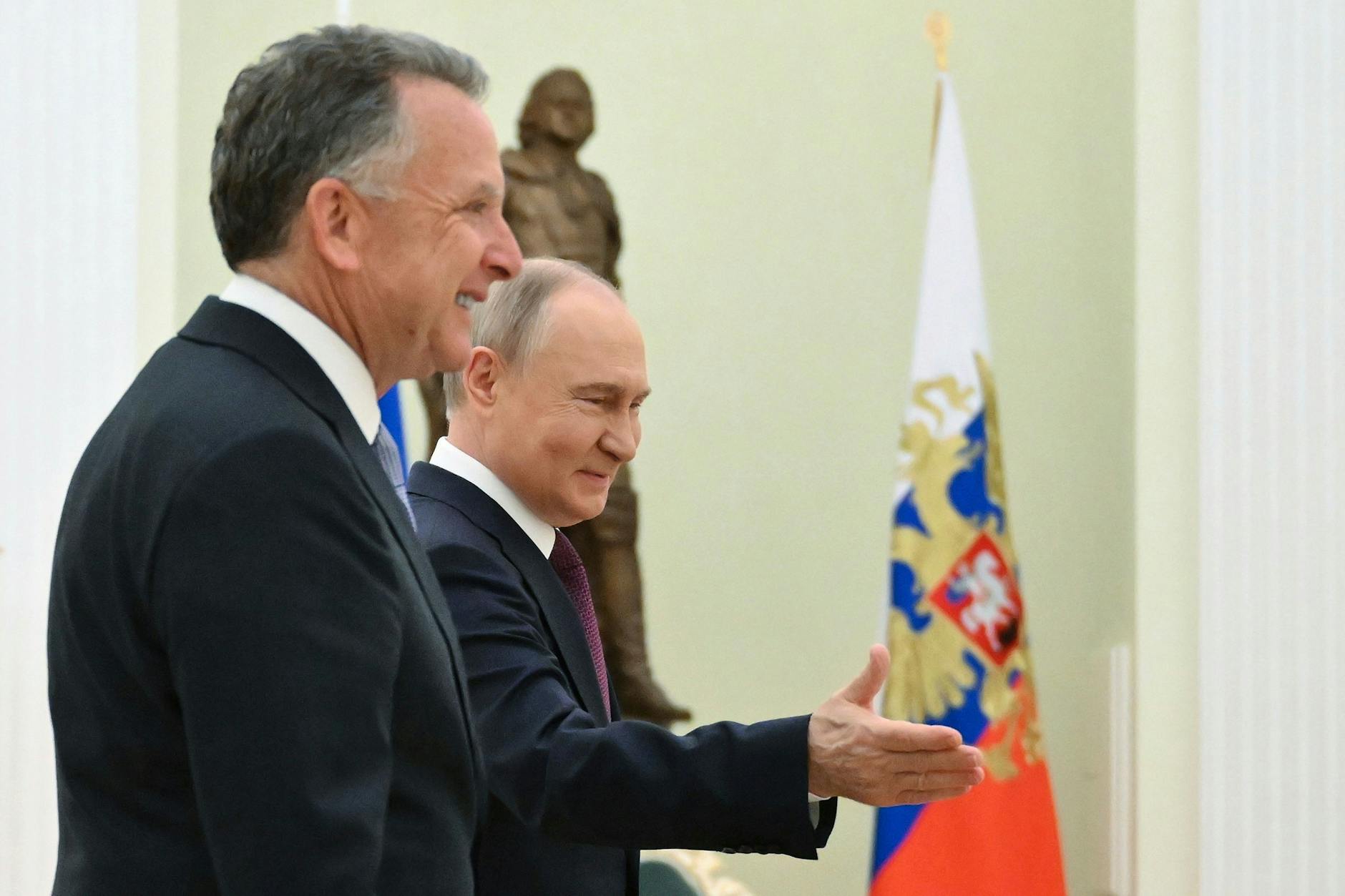 Der russische Präsident Wladimir Putin empfängt den Sondergesandten von US-Präsident Trump, Steve Witkoff (l.), zu einem Gespräch im Kreml.