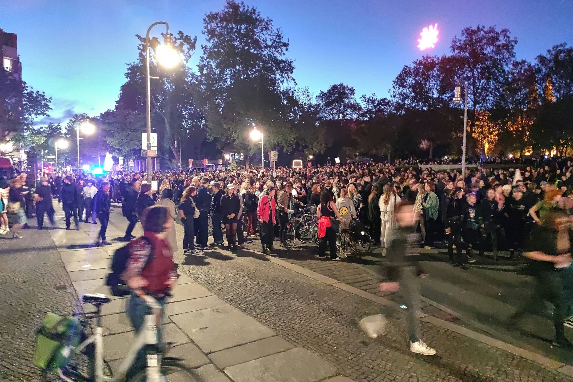 Linke Queerfeminismus-Demo am Vorabend zum 1. Mai: Demonstranten ziehen vom Mariannenplatz aus durch die Waldemarstraße.