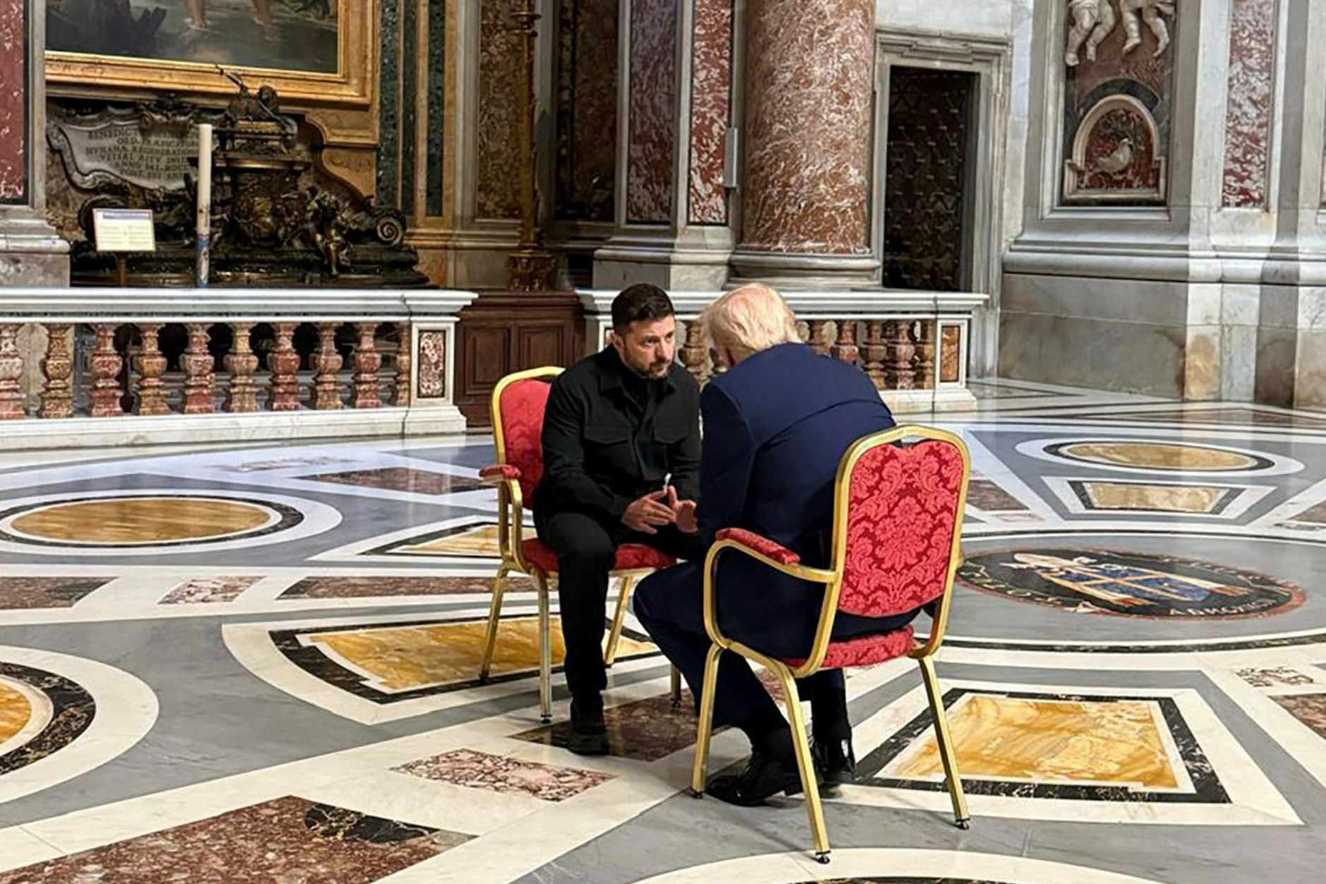 Wolodymyr Selenskyj (l) und US-Präsident Donald Trump unterhalten sich im Vatikan.