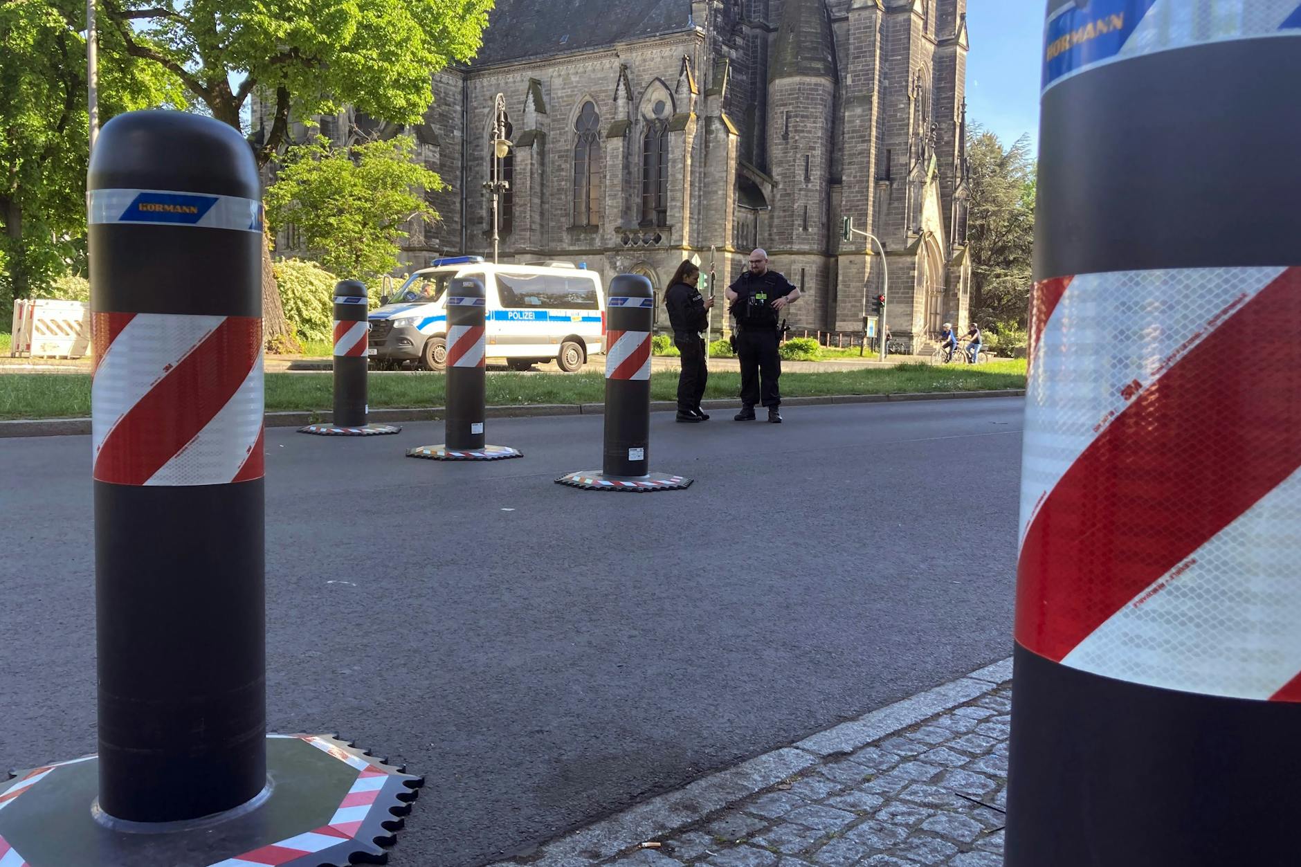 Vor der revolutionären 1. Mai-Demo hat die Polizei Straßen abgesperrt.