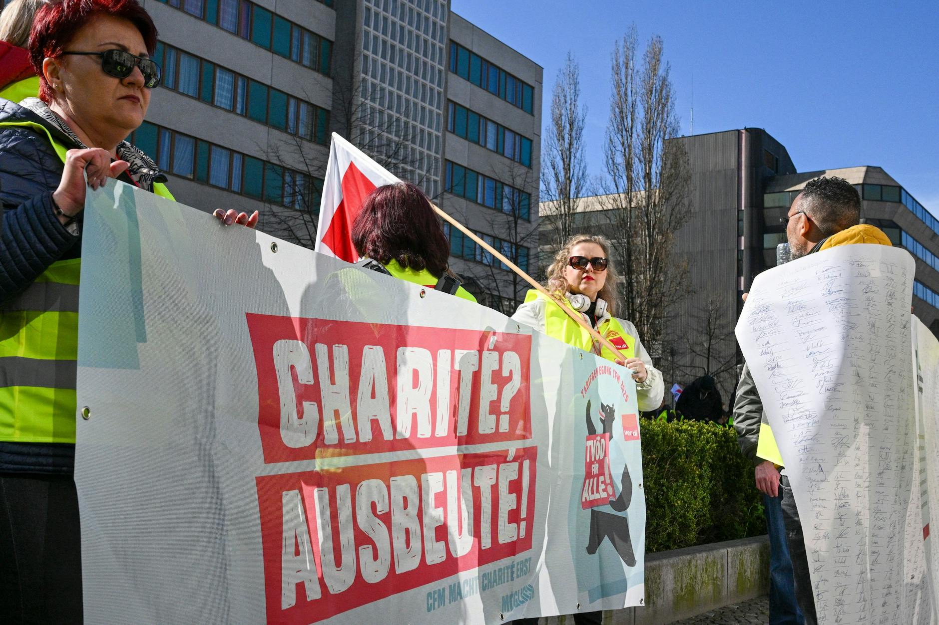 Der Streik geht weiter: Angestellte des Charité Facility Managements (CFM) demonstrieren für die Eingliederung in den Tarifvertrag des öffentlichen Dienstes (TVöD).