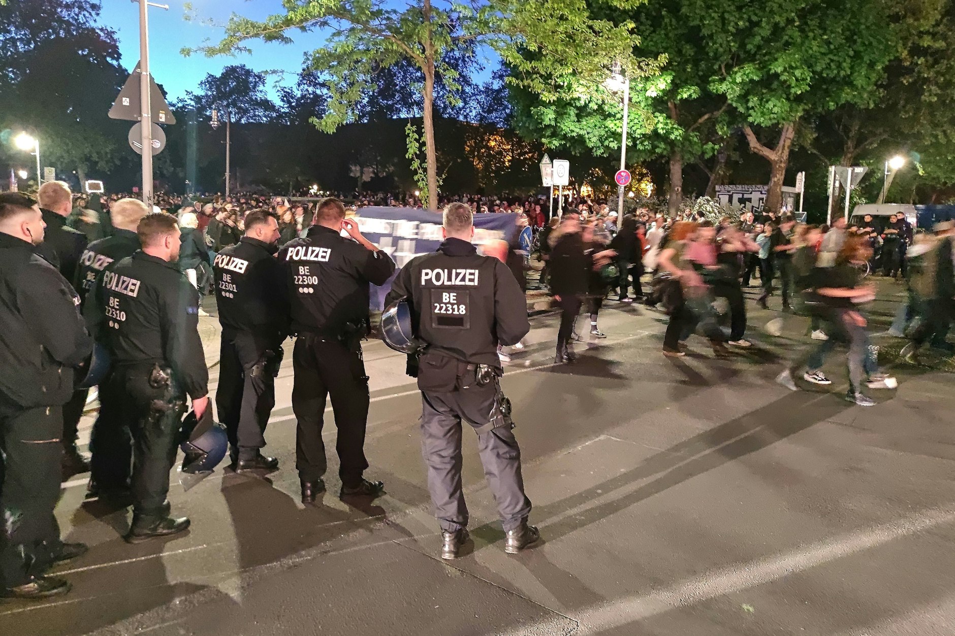Demonstranten ziehen am Vorabend zum 1. Mai in Berlin vom Mariannenplatz aus durch die Waldemarstraße.