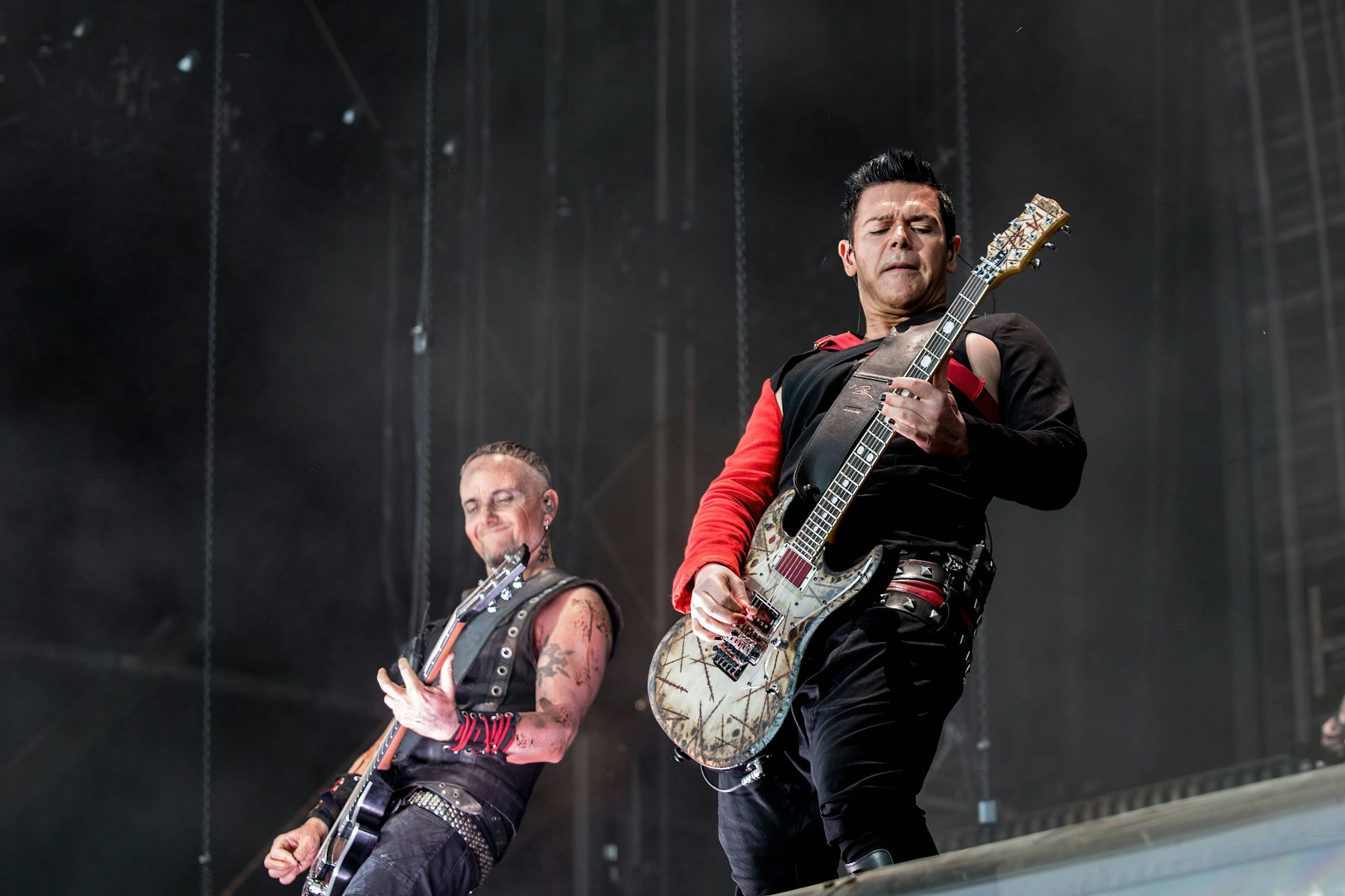 Die deutsche Band Rammstein auf einem Live-Konzert 2017 in Dänemark, mit Rammstein-Gitarrist Richard Kruspe.