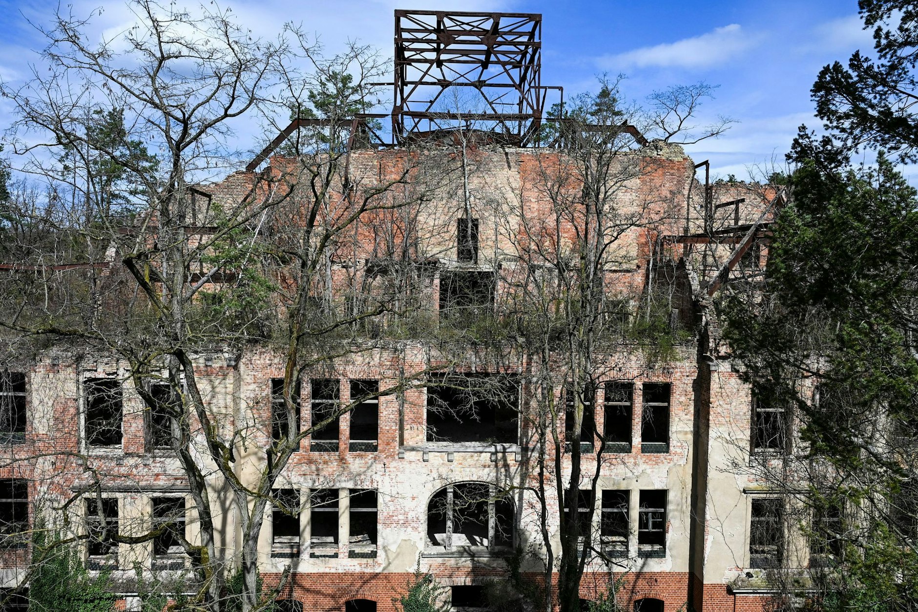 Das „Alpenhaus“ auf dem Areal der ehemaligen Lungenheilstätten in Beelitz-Heilstätten wird von der Natur zurückerobert.
