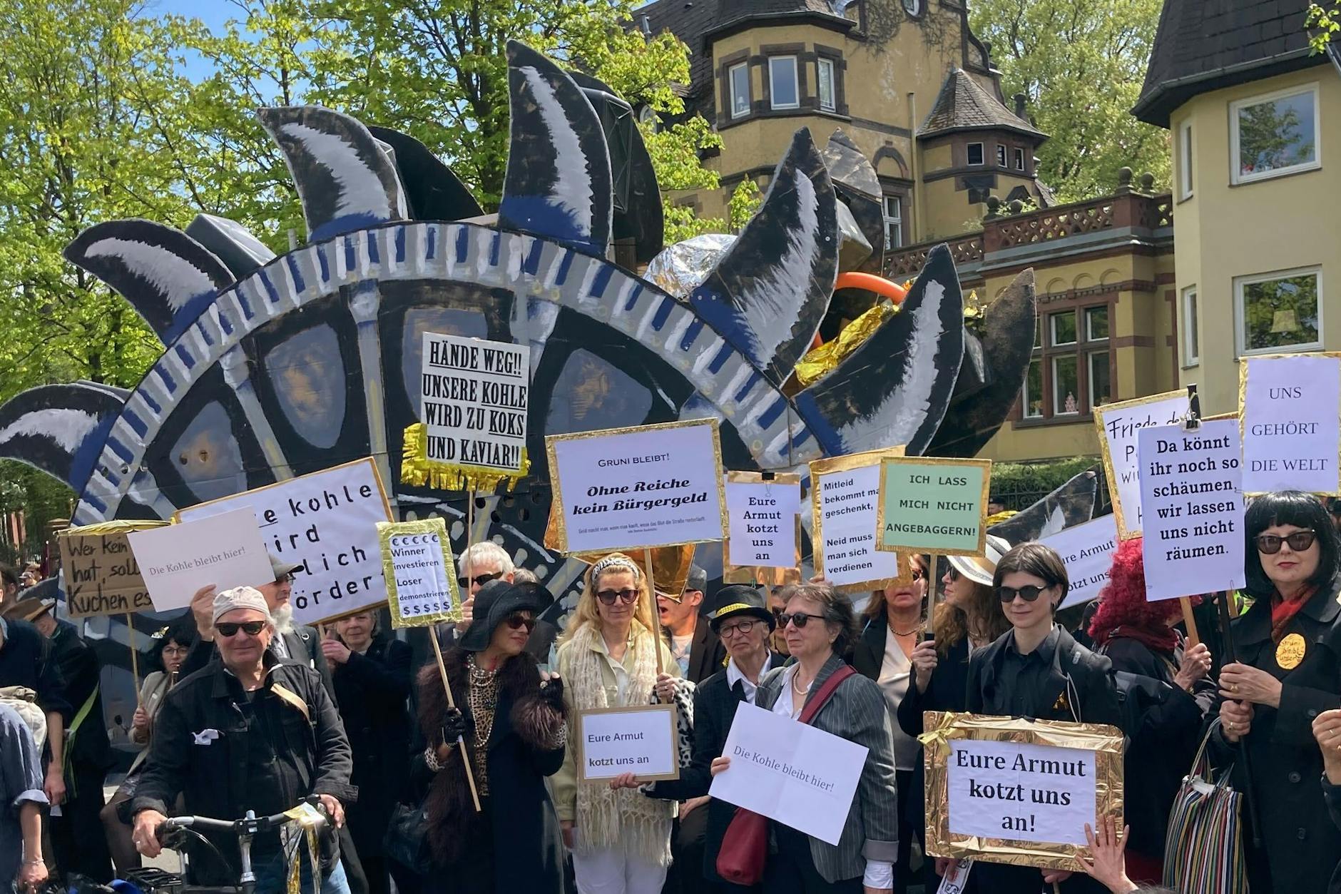 Über 1700 Menschen versammeln sich im Grunewald zur satirischen Demo.