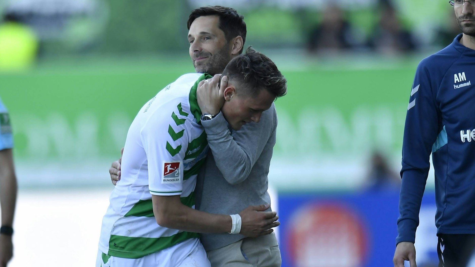 Zu Fürther Zeiten: Trainer Stefan Leitl nimmt Fabian Reese in den Arm.