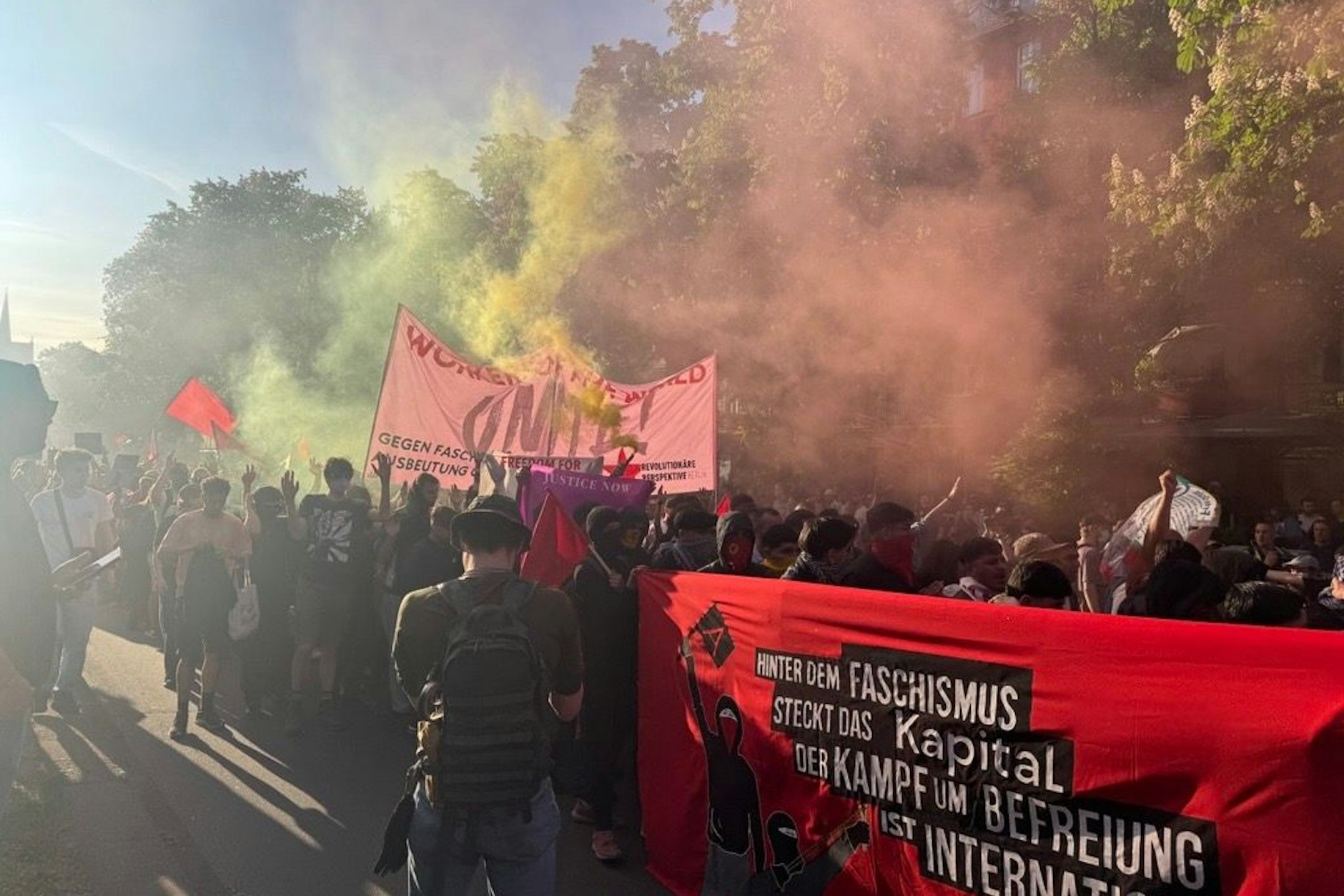 Bei der revolutionären Demo werden Nebeltöpfe gezündet.