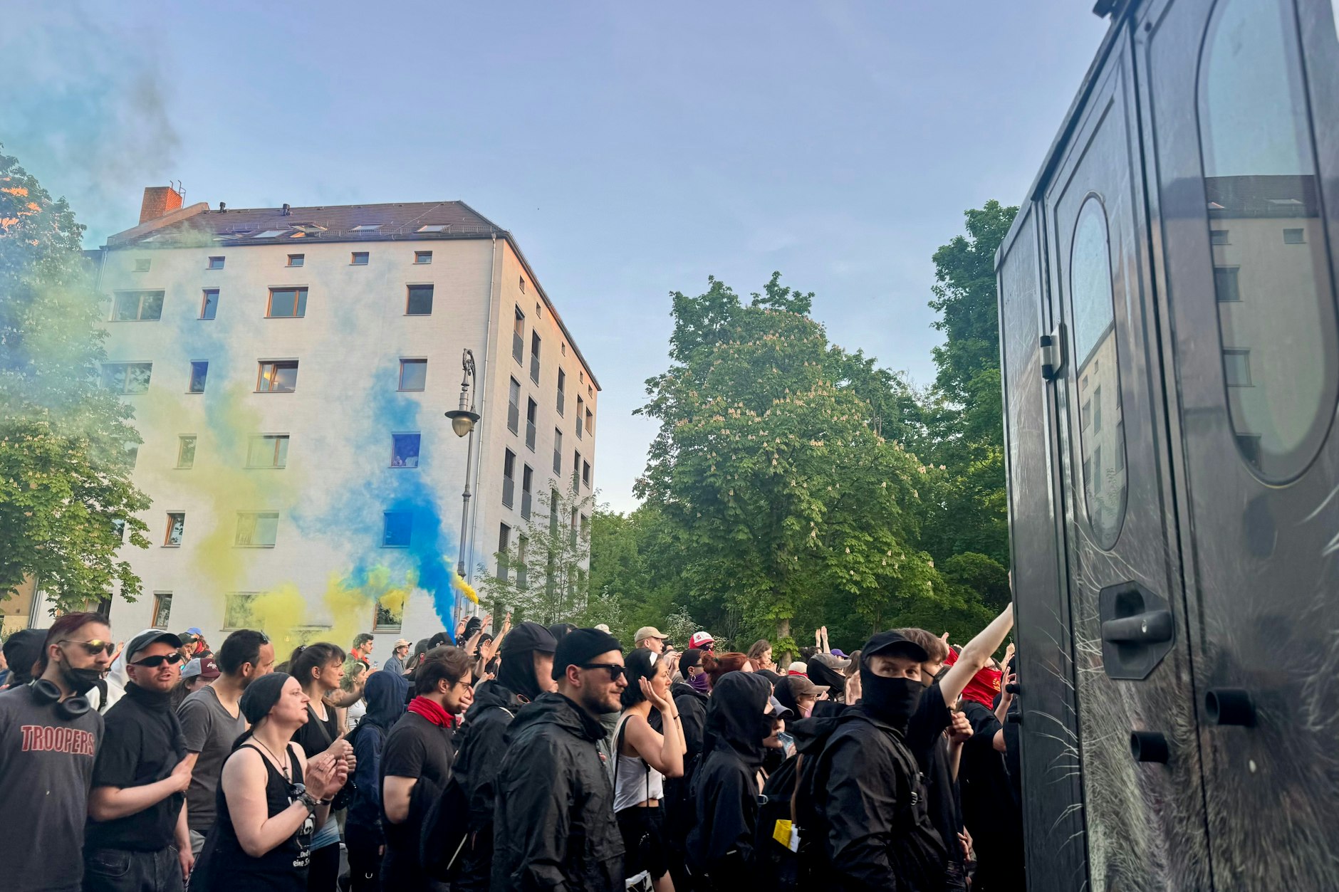 Nebeltöpfe werden gezündet.