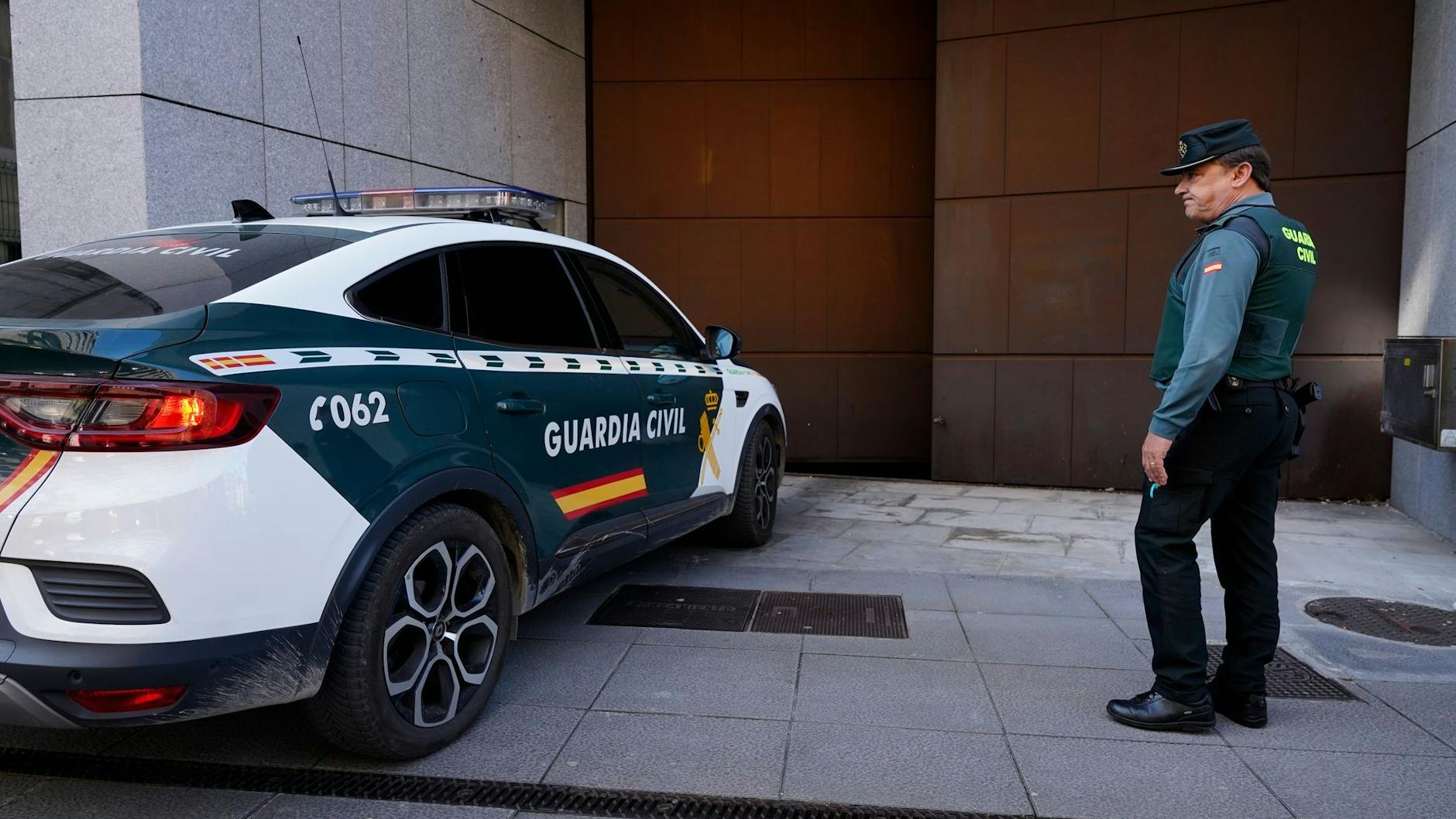 Ein deutsches Ehepaar, das seine drei Kinder seit 2021 in seinem Haus eingesperrt hatte, wird in Oviedo einem Haftrichter vorgeführt. Die Kinder wurden von der Polizei befreit, nachdem eine Nachbarin Alarm geschlagen hatte.